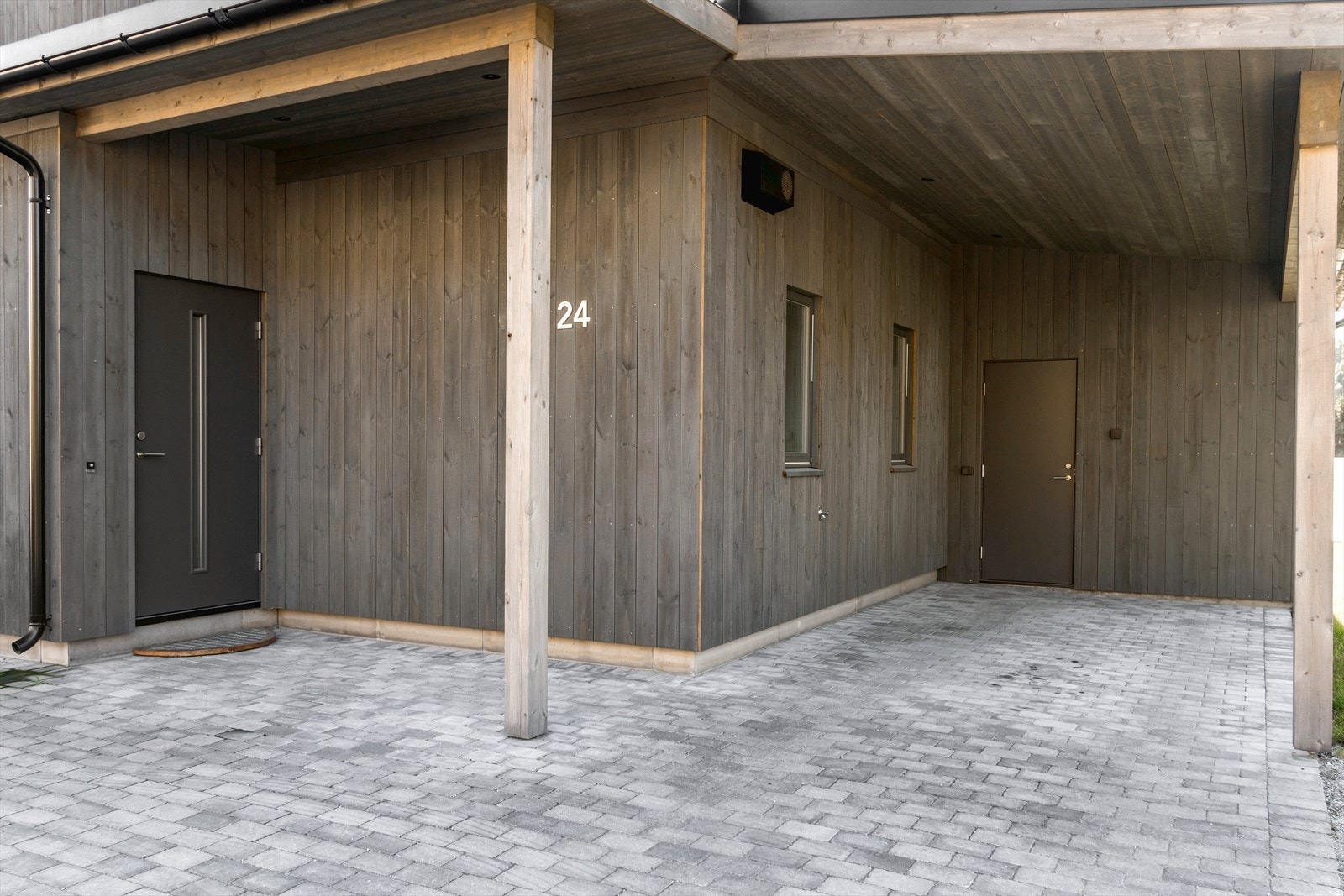 Overbygget inngang samt carport med sportsbod. Opplegg klart for el-billader. Galleribilde