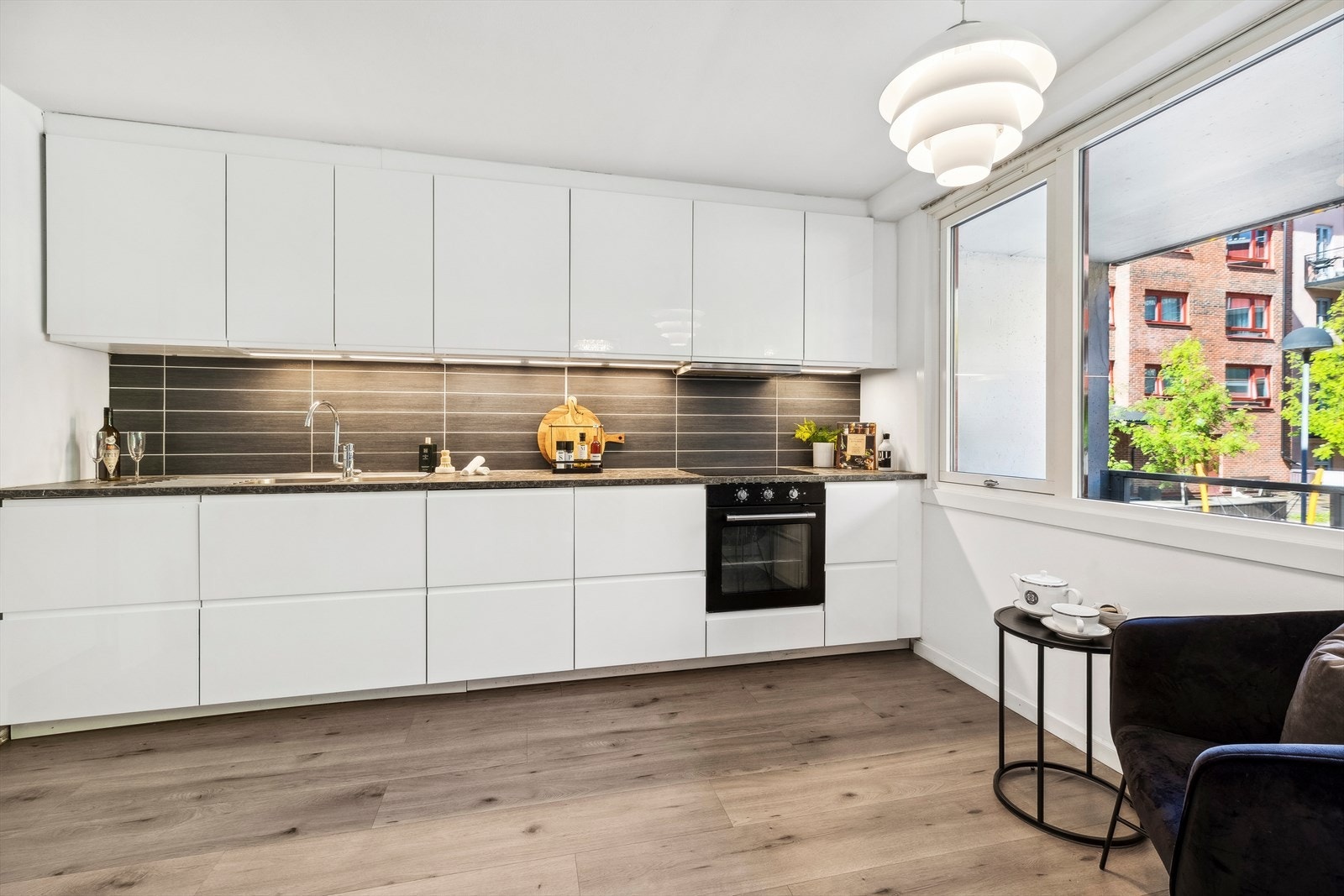 Kjøkkenet er av god størrelse med gode arbeidsforhold, her har du rikelig med skap- og benkeplass. Galleribilde