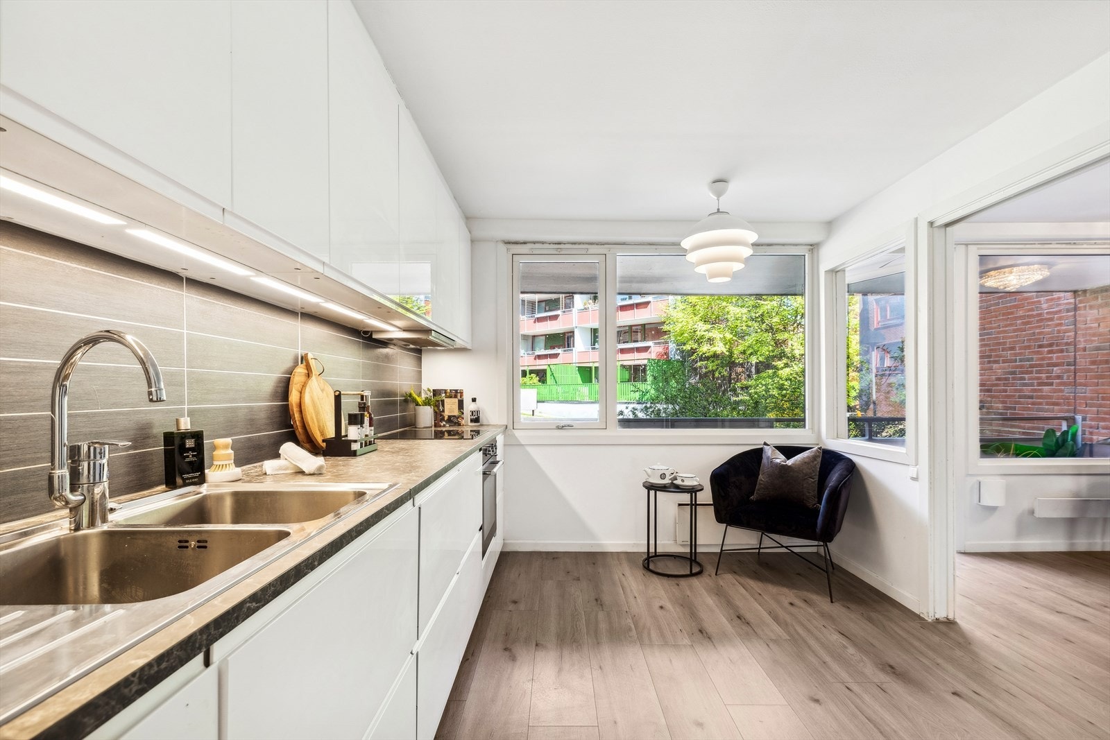 Boligen har et separat og arbeidsvennlig kjøkken. Galleribilde