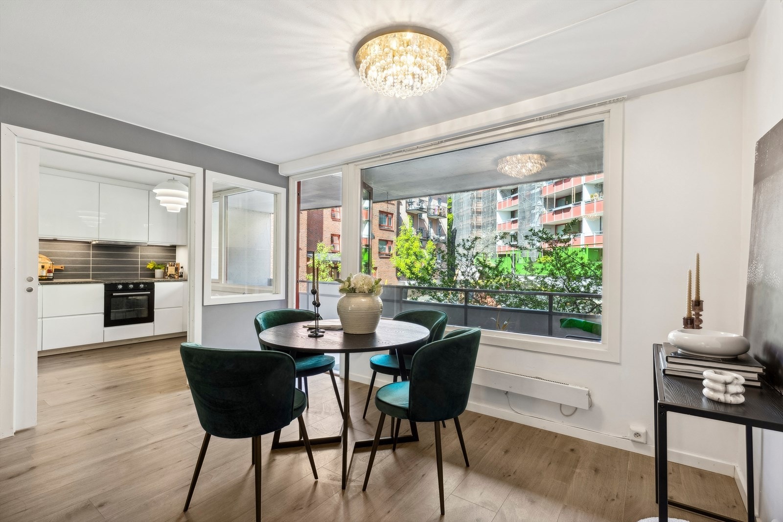 De store vindusflatene slipper inn rikelig med naturlig lys, som gir en god atmosfære i leiligheten. Galleribilde