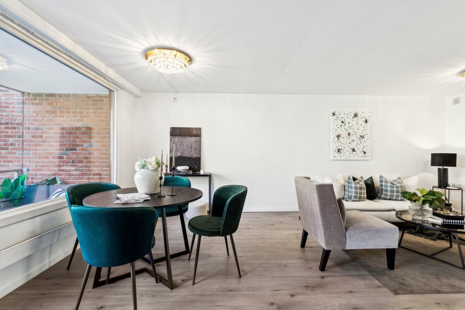 Stuen er et sosialt samlingspunkt for familie og venner, og passer ypperlig for sammenkomster således som for avslapping. Galleribilde