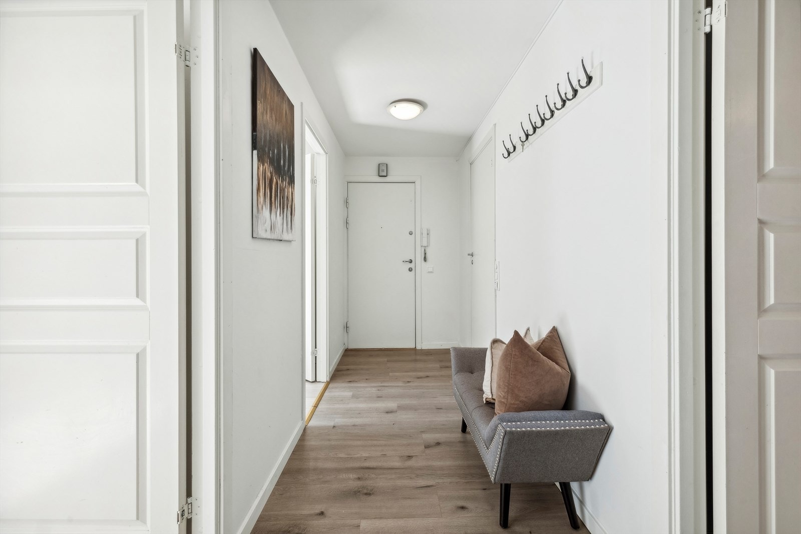 Lys og hyggelig entré. Her er det god plass til å ha entrémøbler av eget ønske. Galleribilde