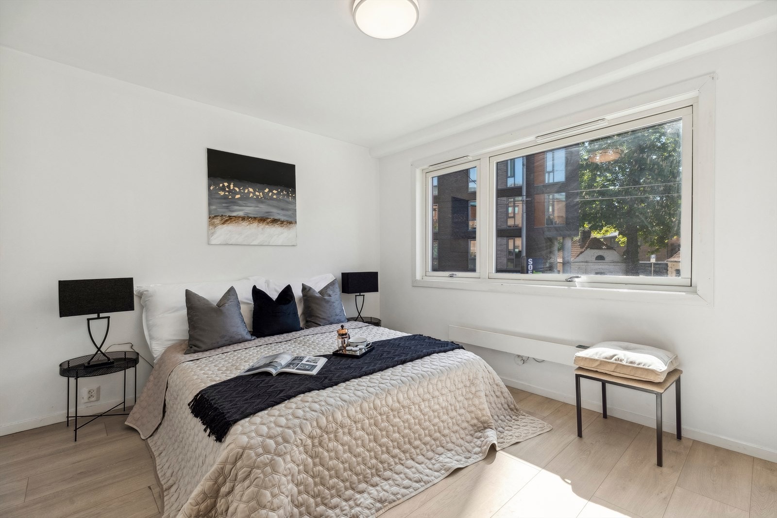 Hovedsoverommet har tilstrekkelig plass til en dobbeltseng med tilhørende nattbord og annet nødvendig soveromsmøblement. Galleribilde