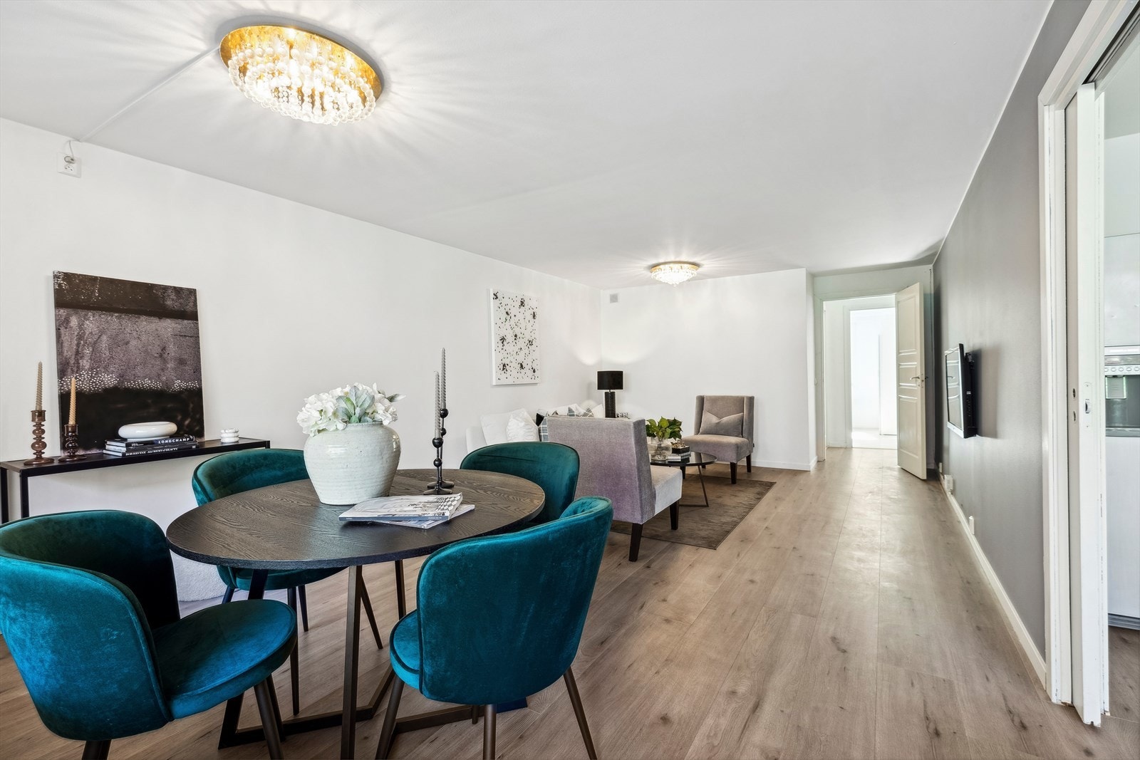 Her er det god plass til mediebenk, sofagruppe og annet nødvendig møblement. Galleribilde