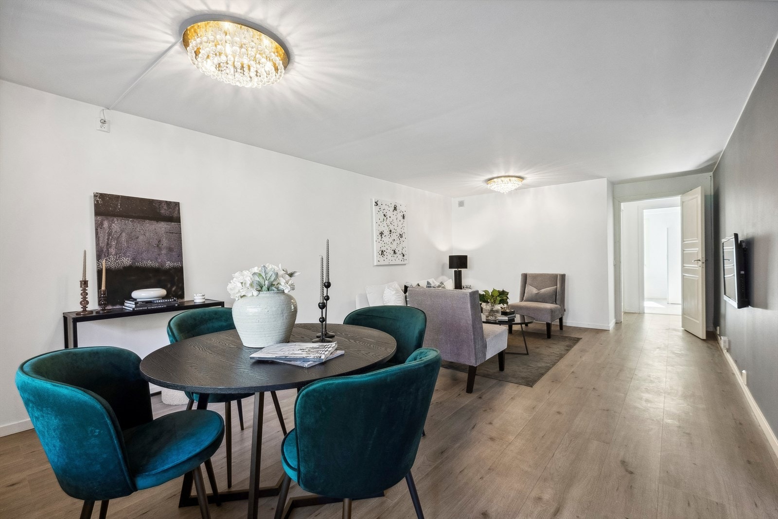 En flott og gjennomgående 3-roms med en fin og sentralt beliggenhet på Grünerløkka. Galleribilde