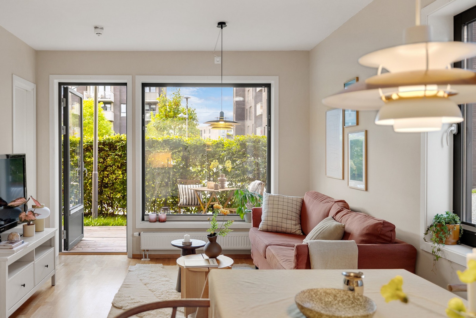 Fra uteområdet kommer du inn til en pen stue med store vindusflater som slipper inn rikelig med dagslys. Galleribilde