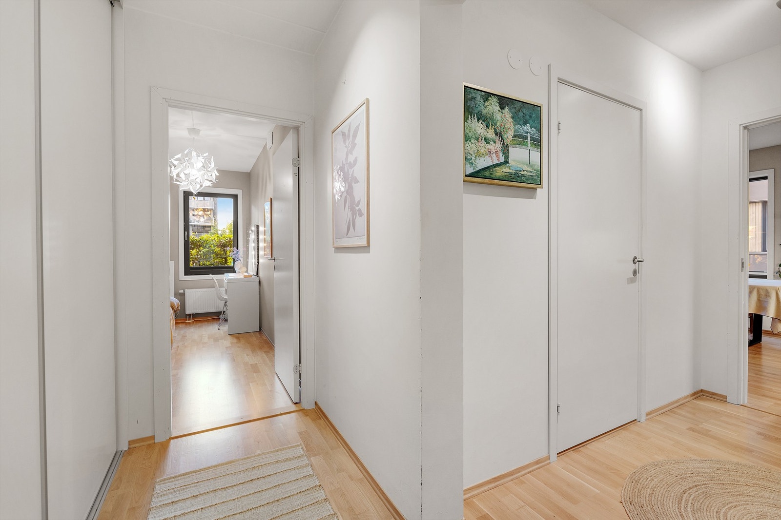 Inngang til badet til høyre, og soverom 2 til venstre. Galleribilde