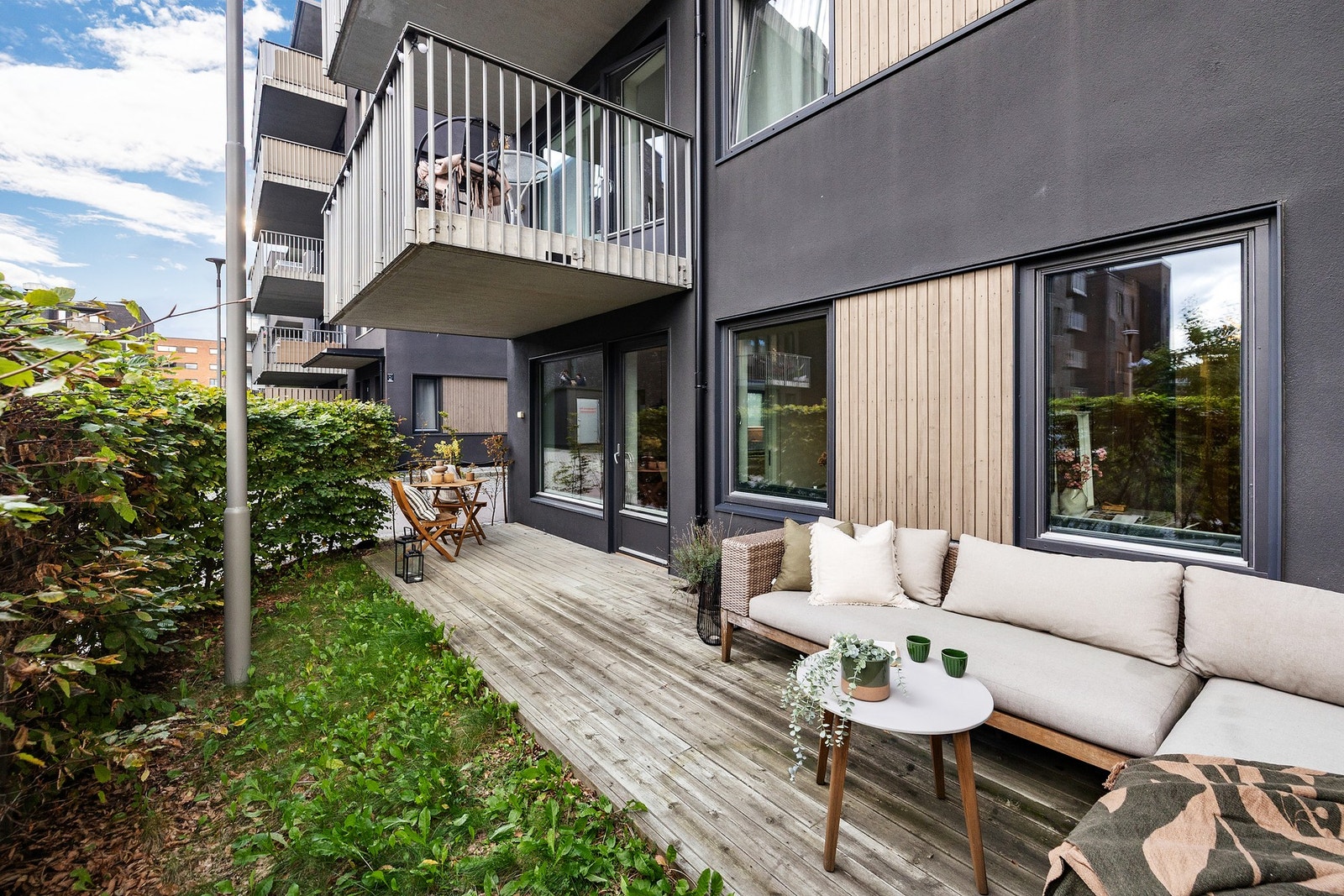 Hagen har plen, hekk og markterrasse med gode møbleringsmuligheter. Galleribilde