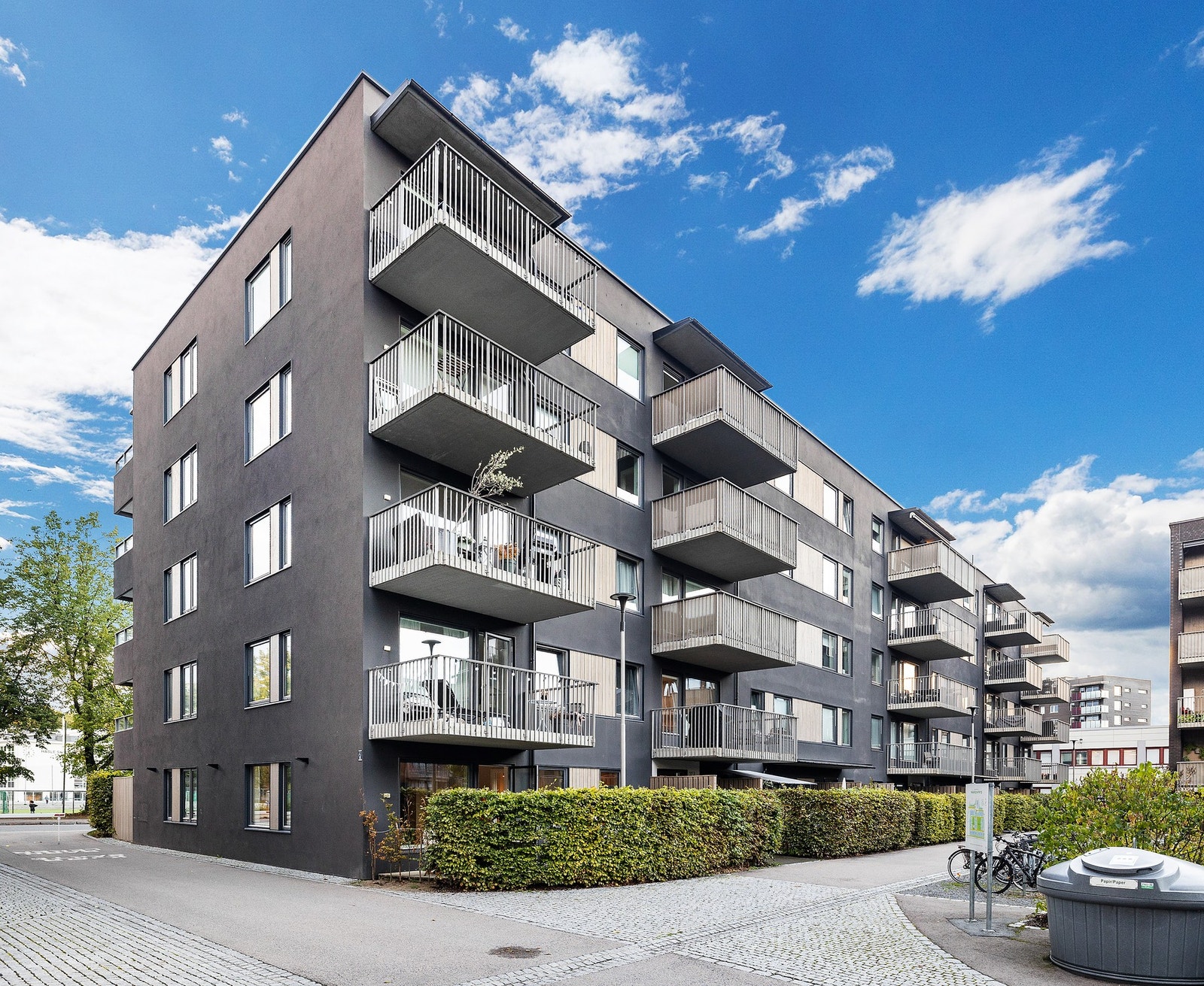 Fasade av bygget. Leiligheten ligger på hjørnet av bygget. Galleribilde