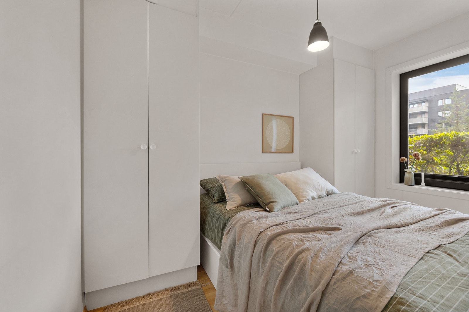 God plass til dobbeltseng og garderobeskap. Galleribilde