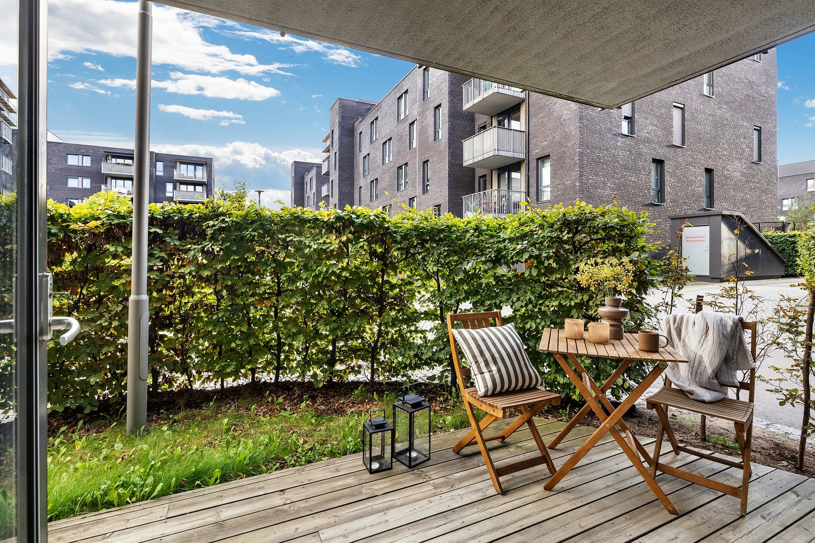 Uteplassen vender mot felles bakgård. Galleribilde