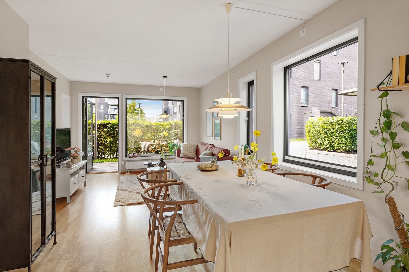 God plass til spisebord hvor man kan invitere venner og familie på besøk. Galleribilde