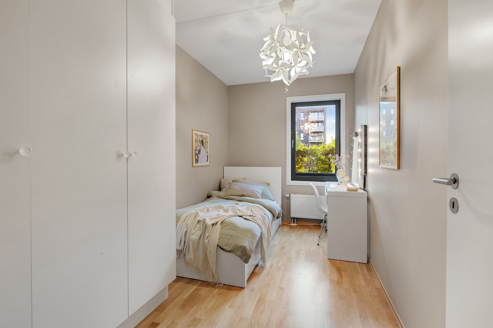 Soverom 2 er av god størrelse og har plass til seng, garderobe og nattbord. Galleribilde