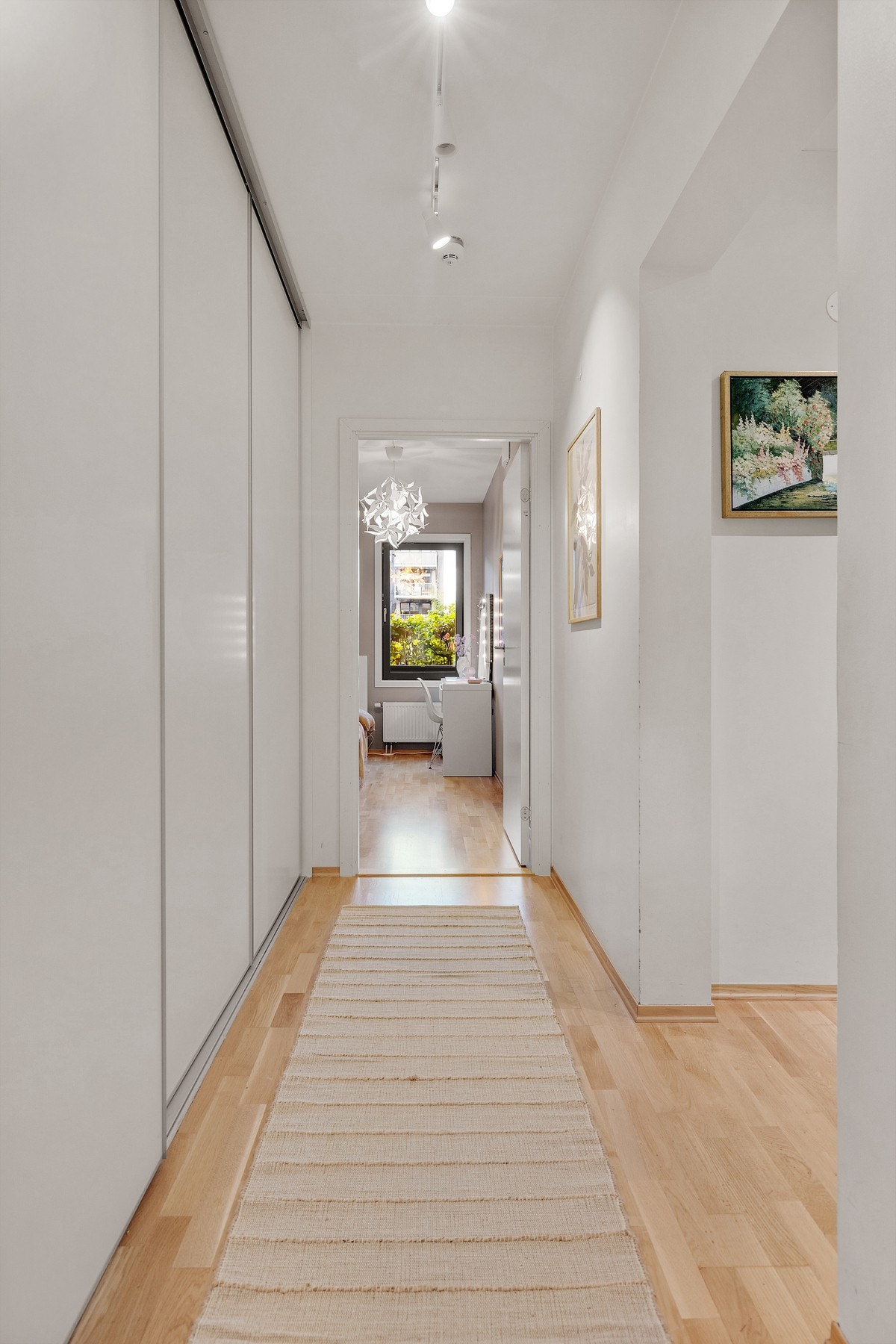 Entréen har en stor skyvedørsgarderobe med meget god lagringsplass. Galleribilde