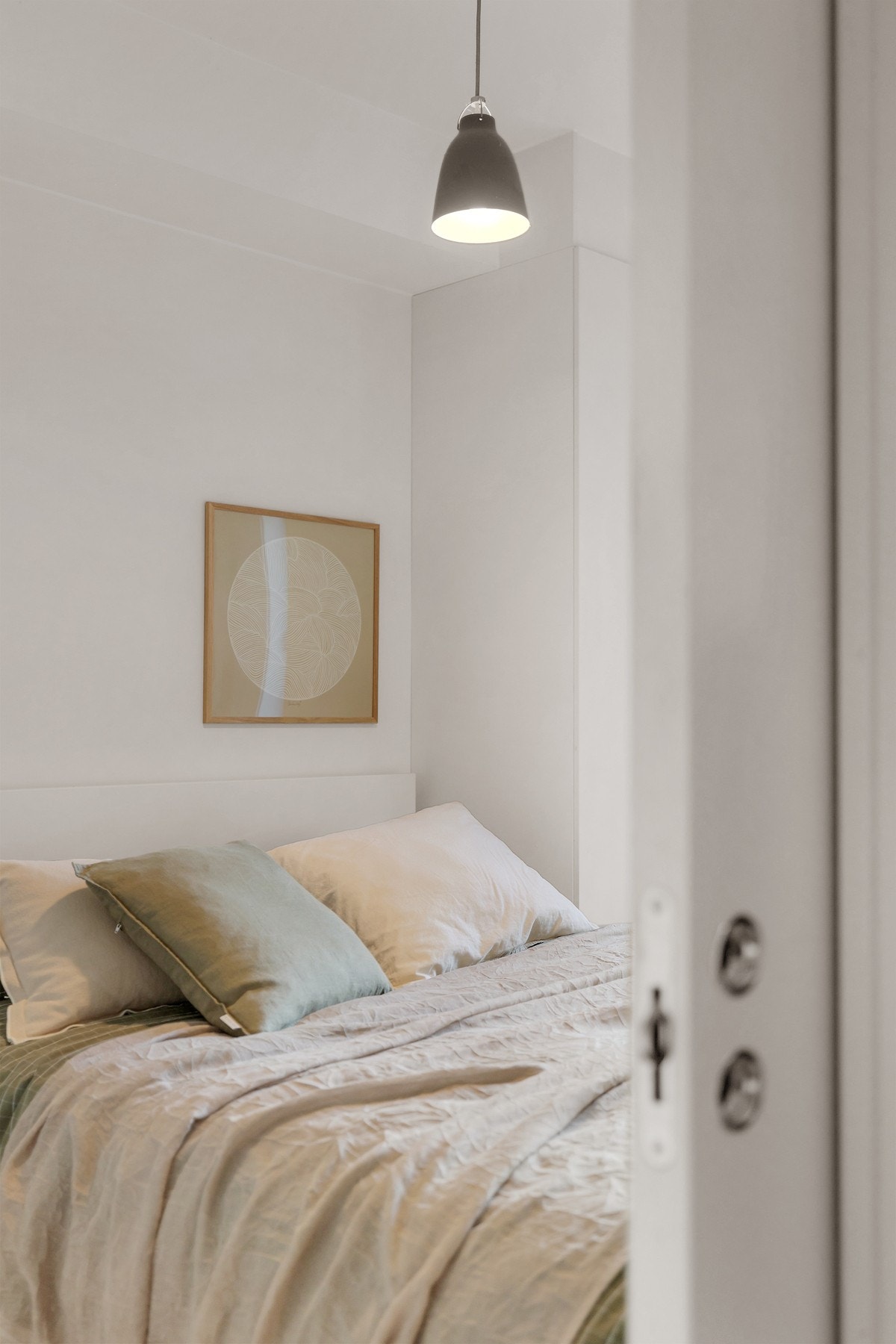 Hovedsoverom har inngang fra stuen med to skyvedører. Galleribilde