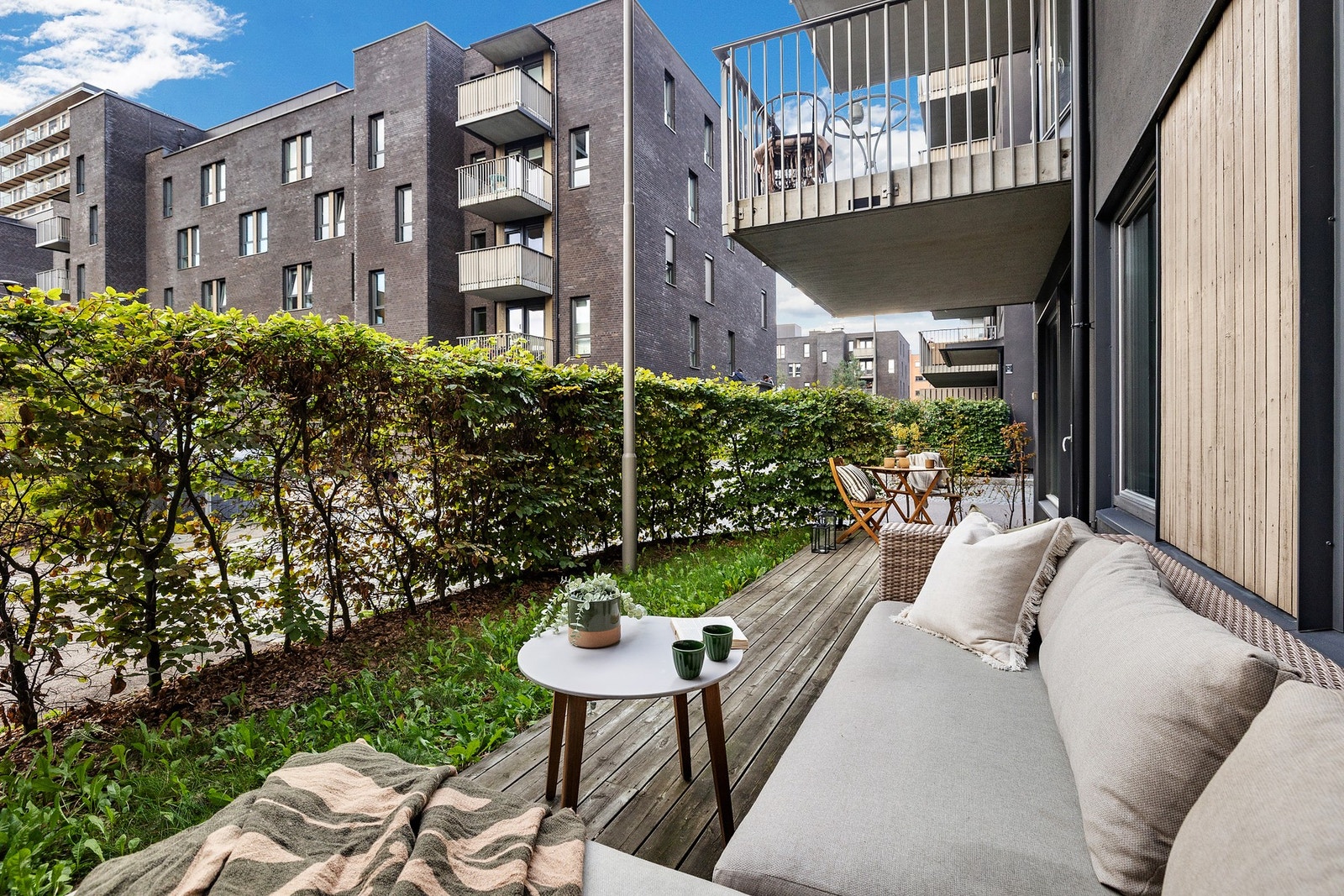 Uteplassen er syd-østvendt og har gode solforhold. Galleribilde