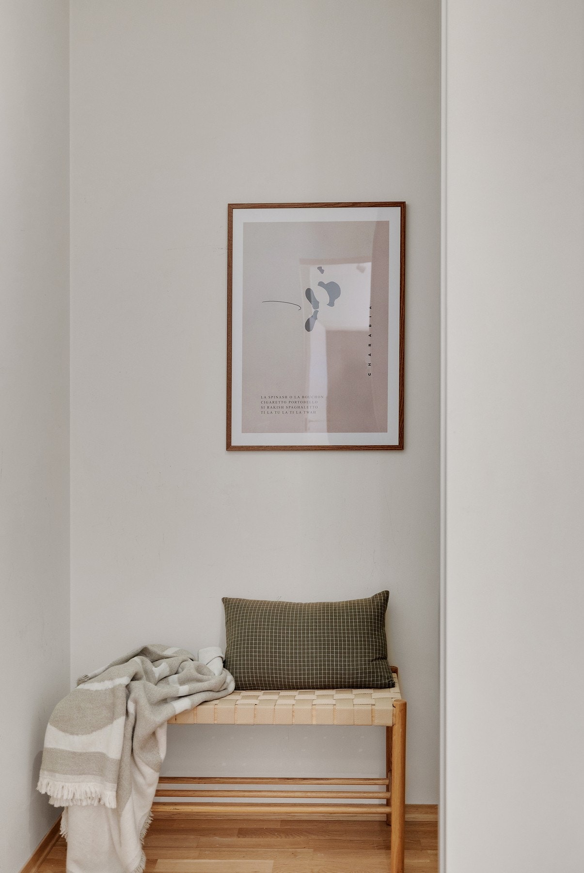 Inne i garderobeskapet er det plass for å sette inn innredning om man ønsker. Galleribilde