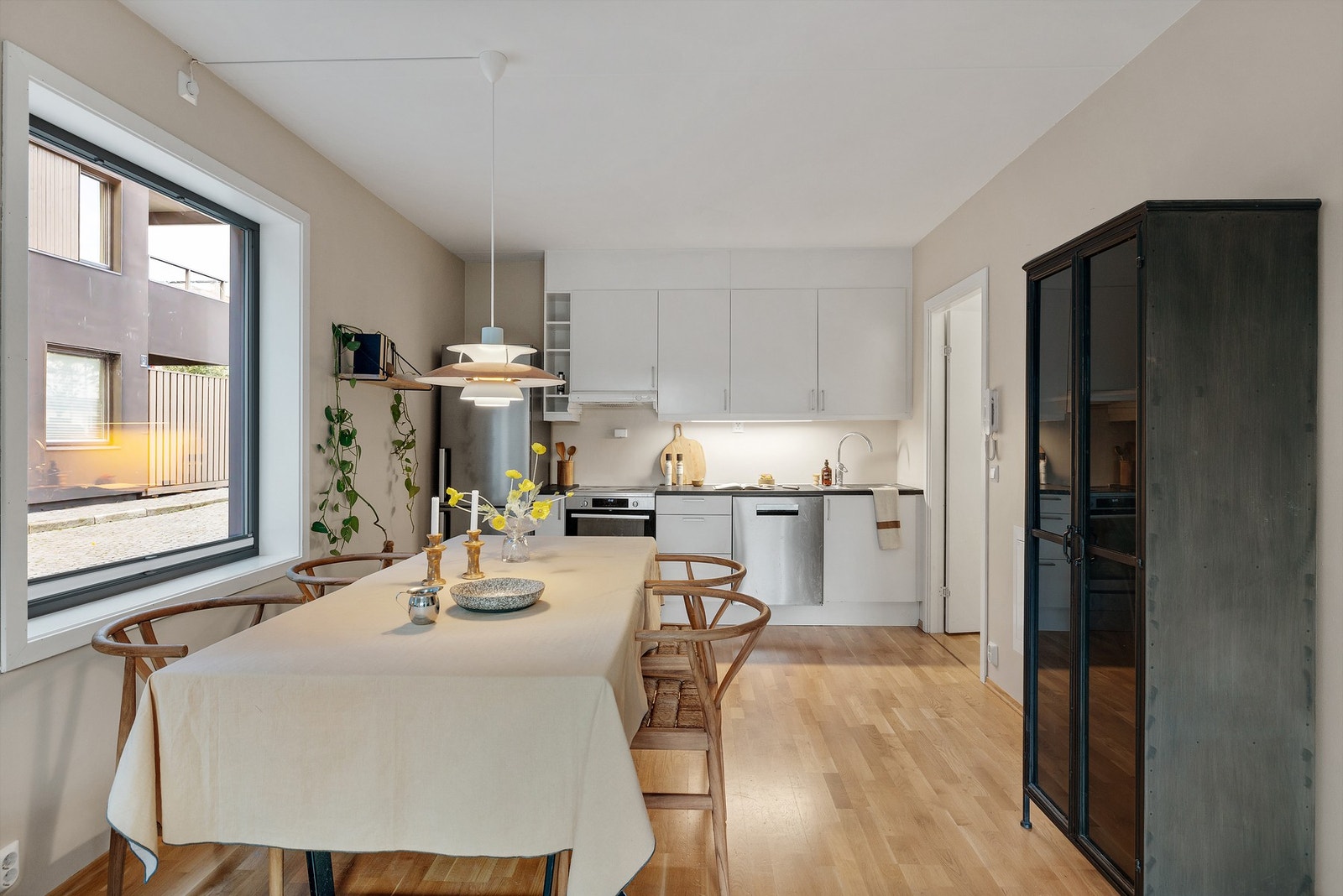 Varmtvann, oppvarming, TV fra Telia og internett med fiber (1000/1000) fra GlobalConnect er inkludert i felleskostnader. Galleribilde