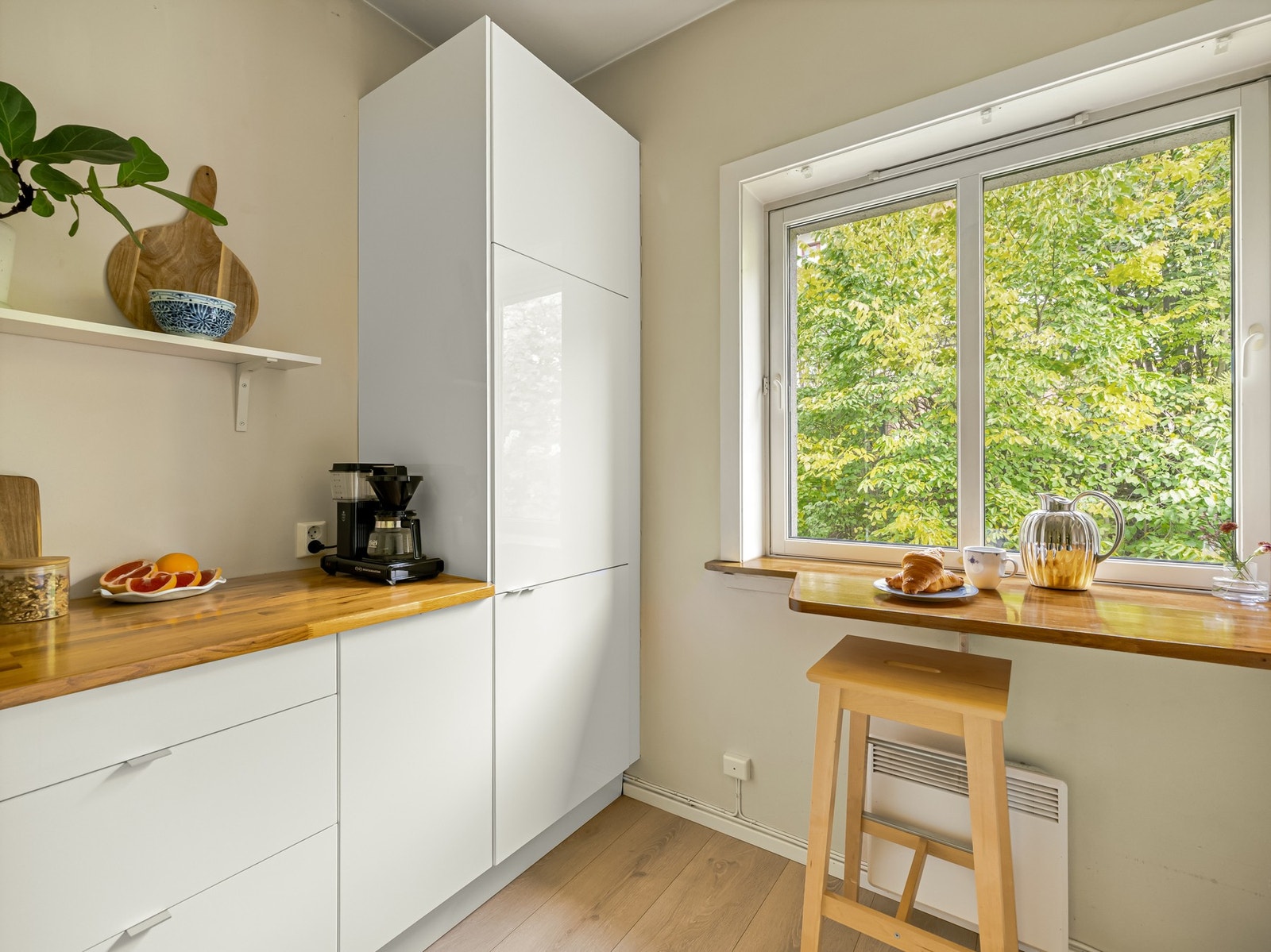 Her er det en hyggelig benk med kjøkkenet hvor frokosten kan nytes med et nydelig grønt utsyn. Galleribilde