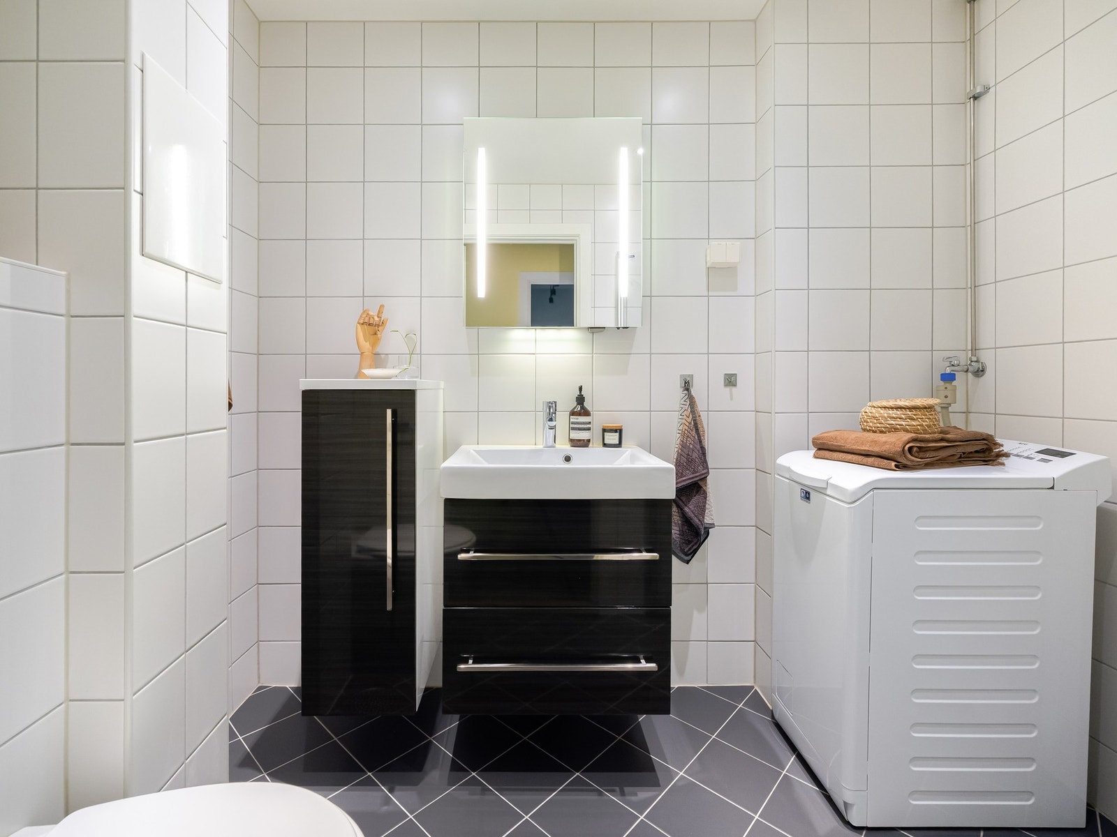 Badet ble renovert i 2013 i regi av borettslaget. Det er verdt å merke seg at varmtvann (akonto) er inkludert i felleskostnadene. Galleribilde