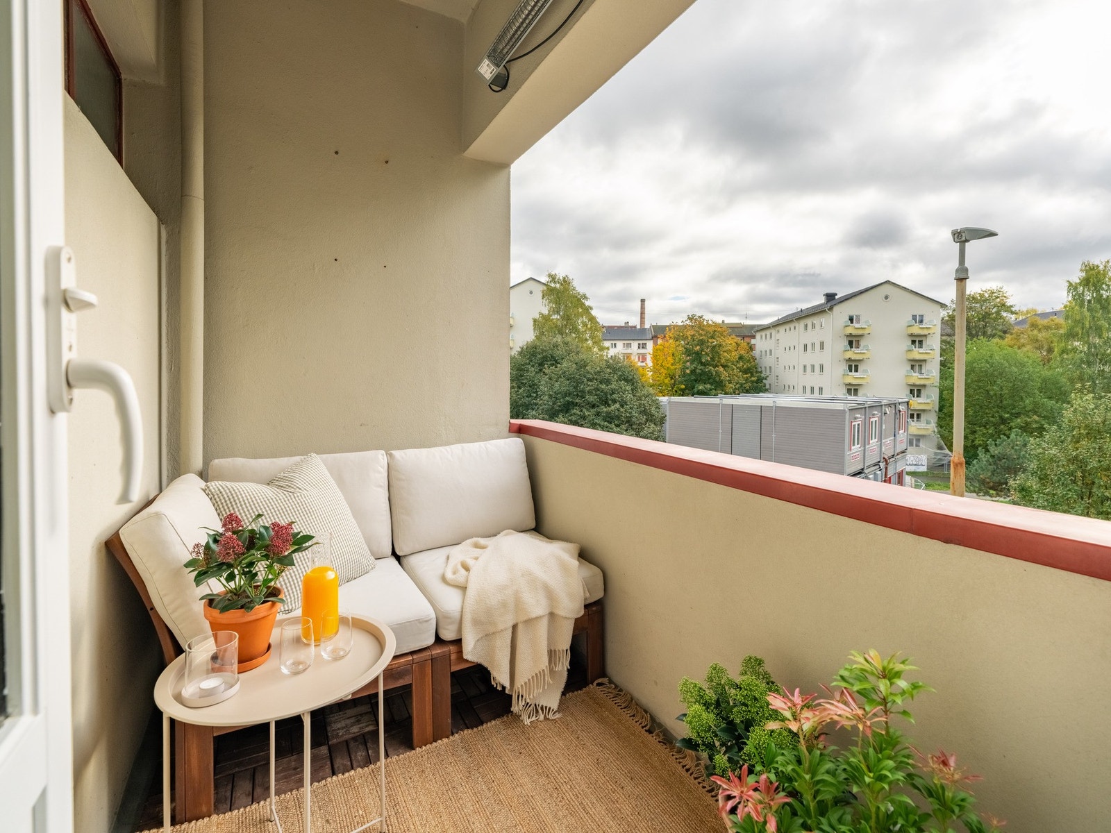 Denne har de gode kvalitetene for å bare nevne noen: Sydvendt balkong, separat kjøkken, walk-in-garderobe og varmtvann (akonto) inkludert! Galleribilde