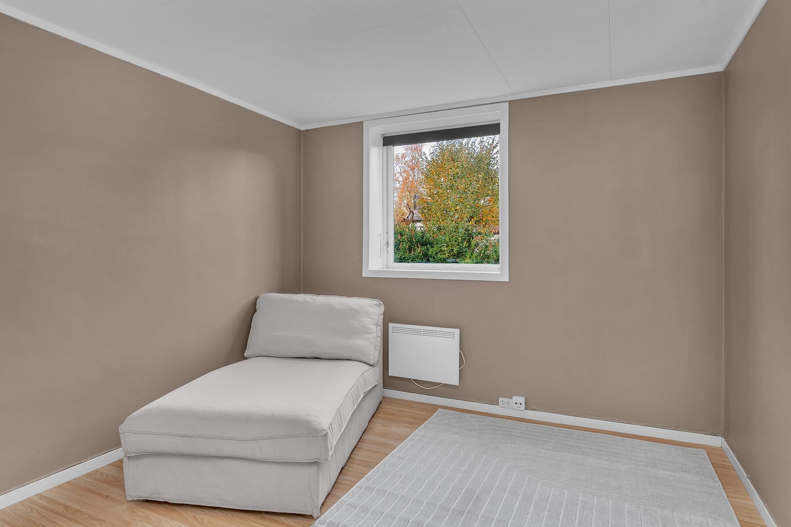 Soverom 1 tilhørende hoveddelen ligger i 1. etasje, og er malt i en lun og tidsriktig farge. (ikke omsøkt godkjent) Galleribilde