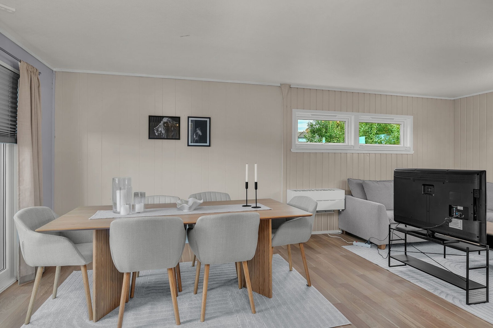 Boligen holder god innetemperatur med både varmepumpe, vedfyring og elektrisitet som oppvarmingskilder. Galleribilde