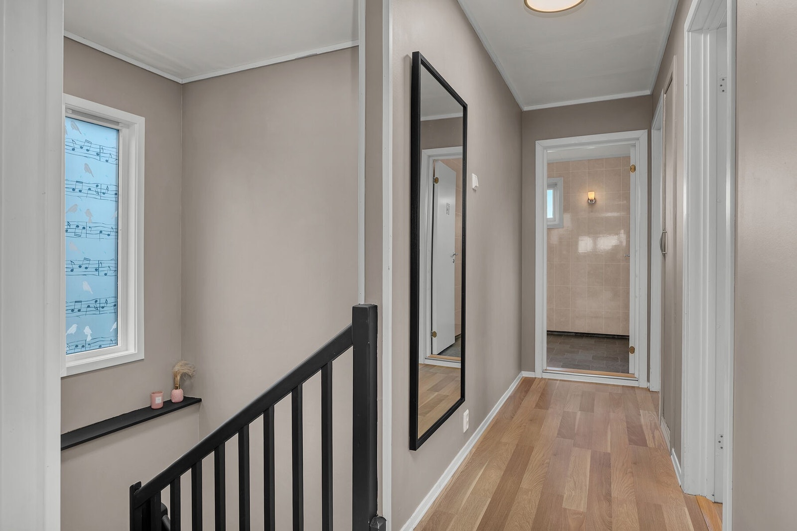 Gang i 2. etasje som leder til ytterligere to soverom, bad og stue/kjøkken. Galleribilde