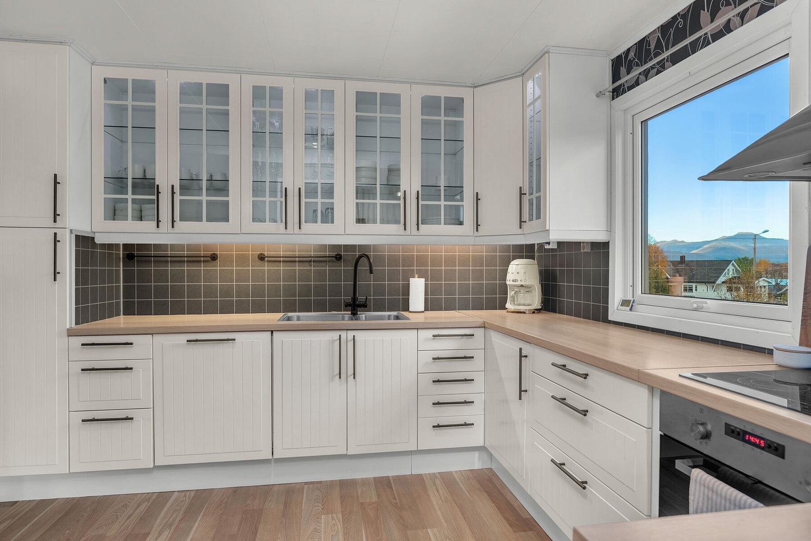 Kjøkken med god skap- og benkeplass. Galleribilde