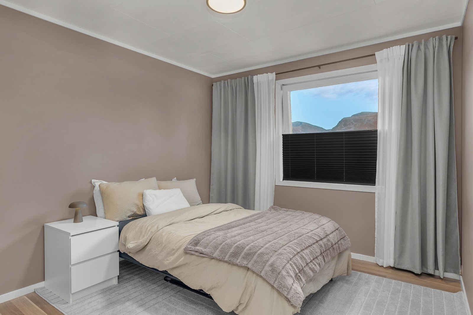 Soverom nummer 2 er romslig, og malt i en behagelig beige farge. Her er det også fjellutsikt. Galleribilde