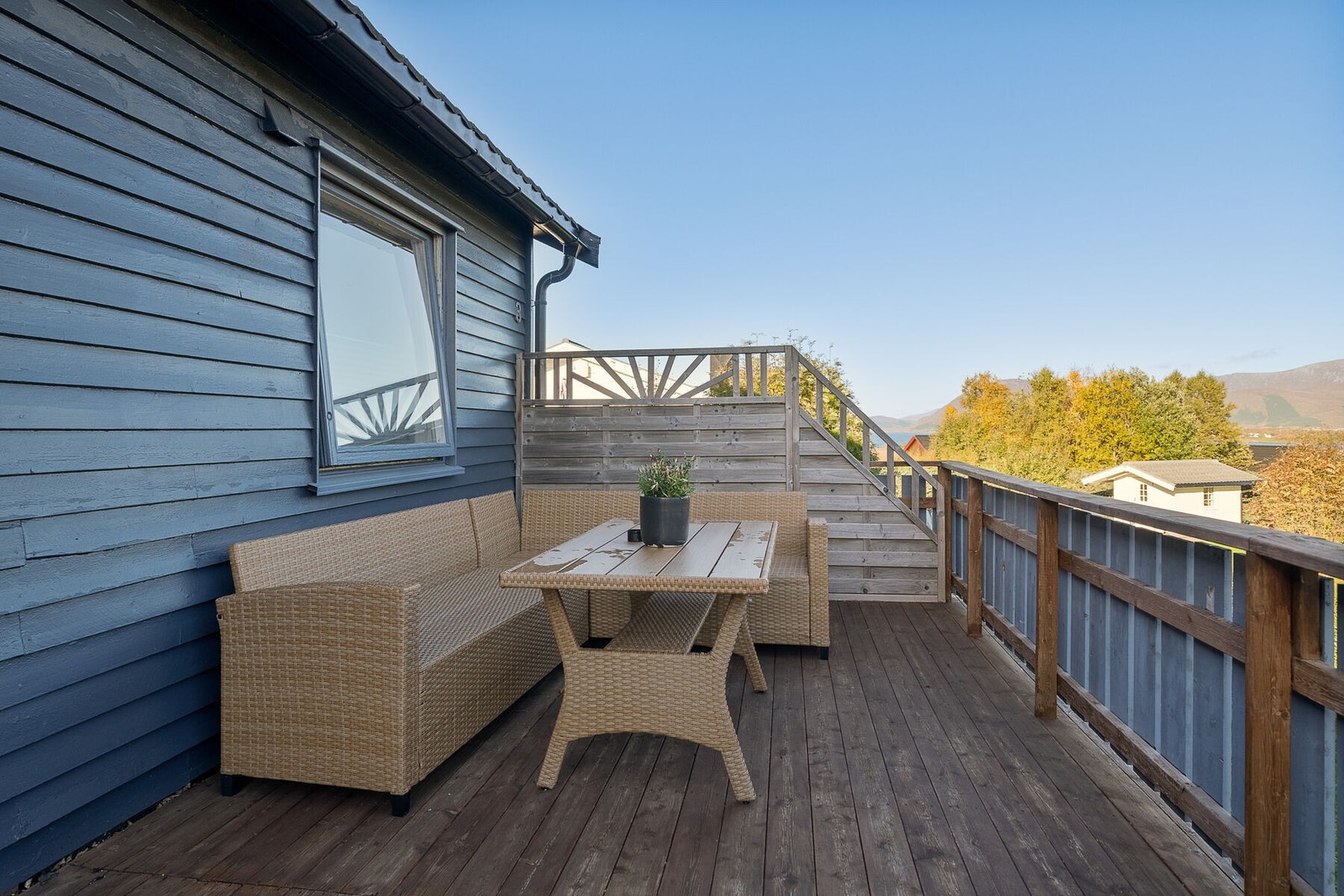 Det er rikelig med plass til det du måtte ønske av hagemøbler. Galleribilde