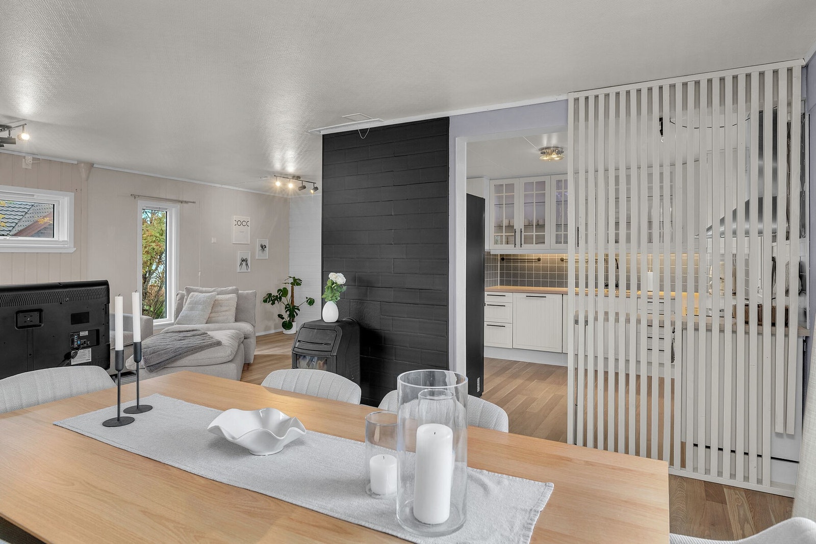 Funksjonell løsning som skiller kjøkken fra stue, uten at det går på bekostning av romfølelsen. Galleribilde