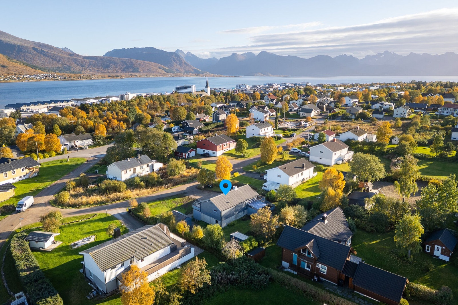 Boligen ligger i et rolig og barnevennlig boligområde, med kort vei til skole, barnehage, lekeplasser og flotte turområder. Galleribilde