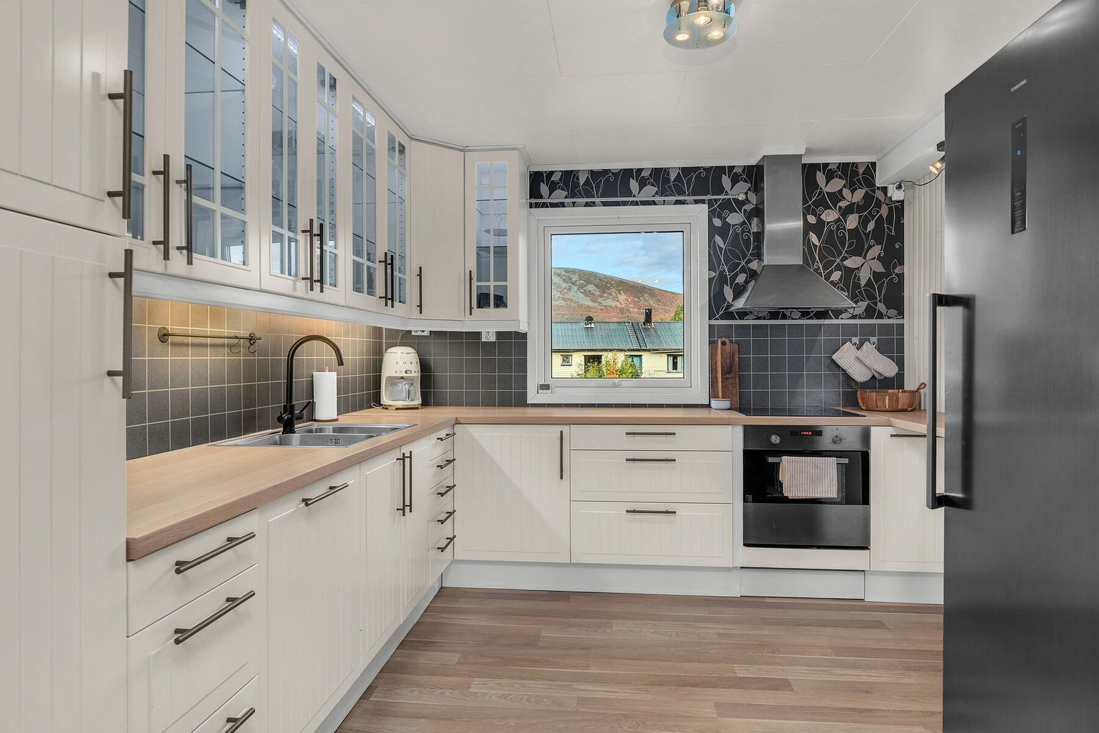 Moderne IKEA kjøkken med integrert koketopp, stekeovn og oppvaskmaskin. Galleribilde