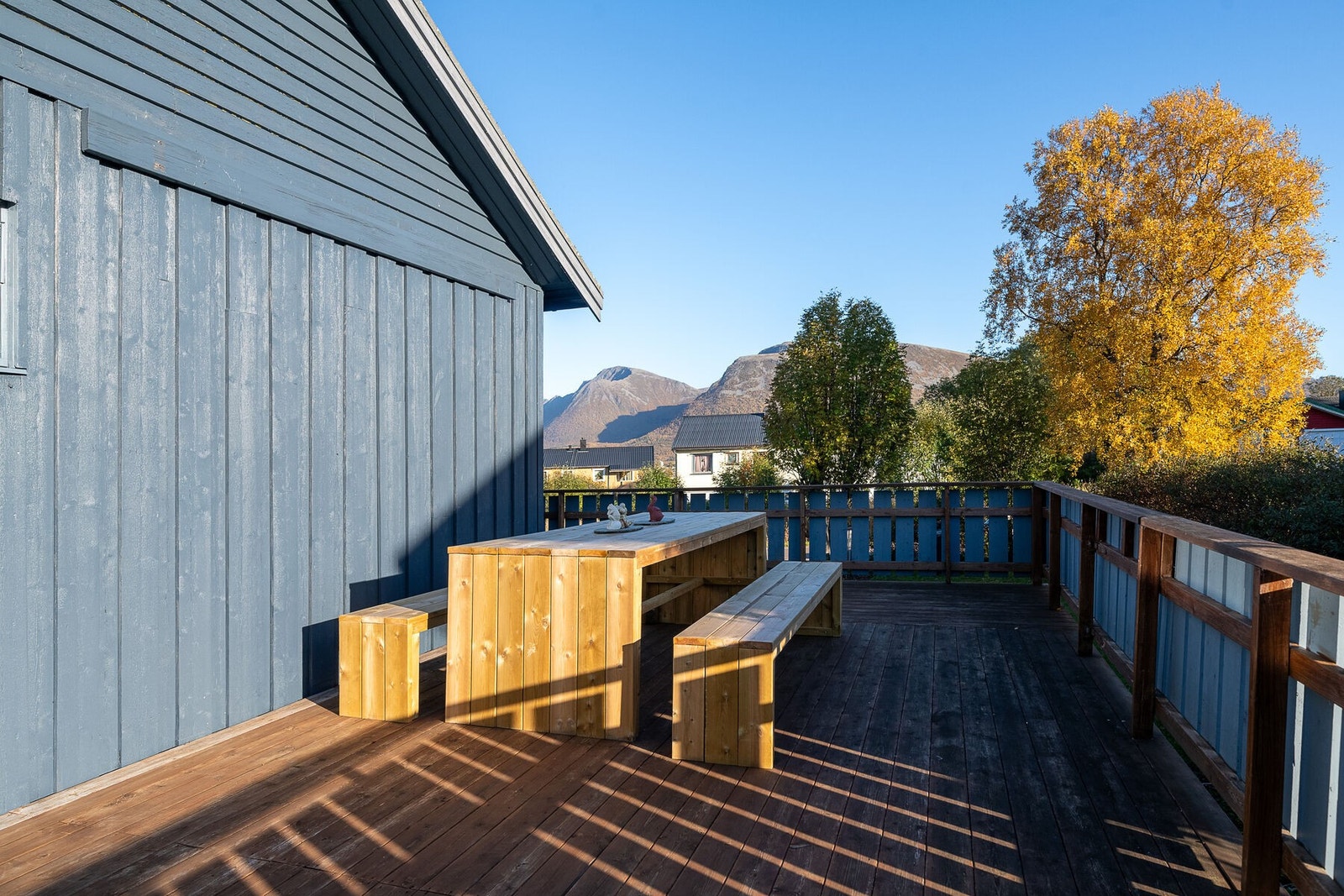 Fra stuen er det utgang til en romslig terrasse, som også har adkomst til terreng. Galleribilde