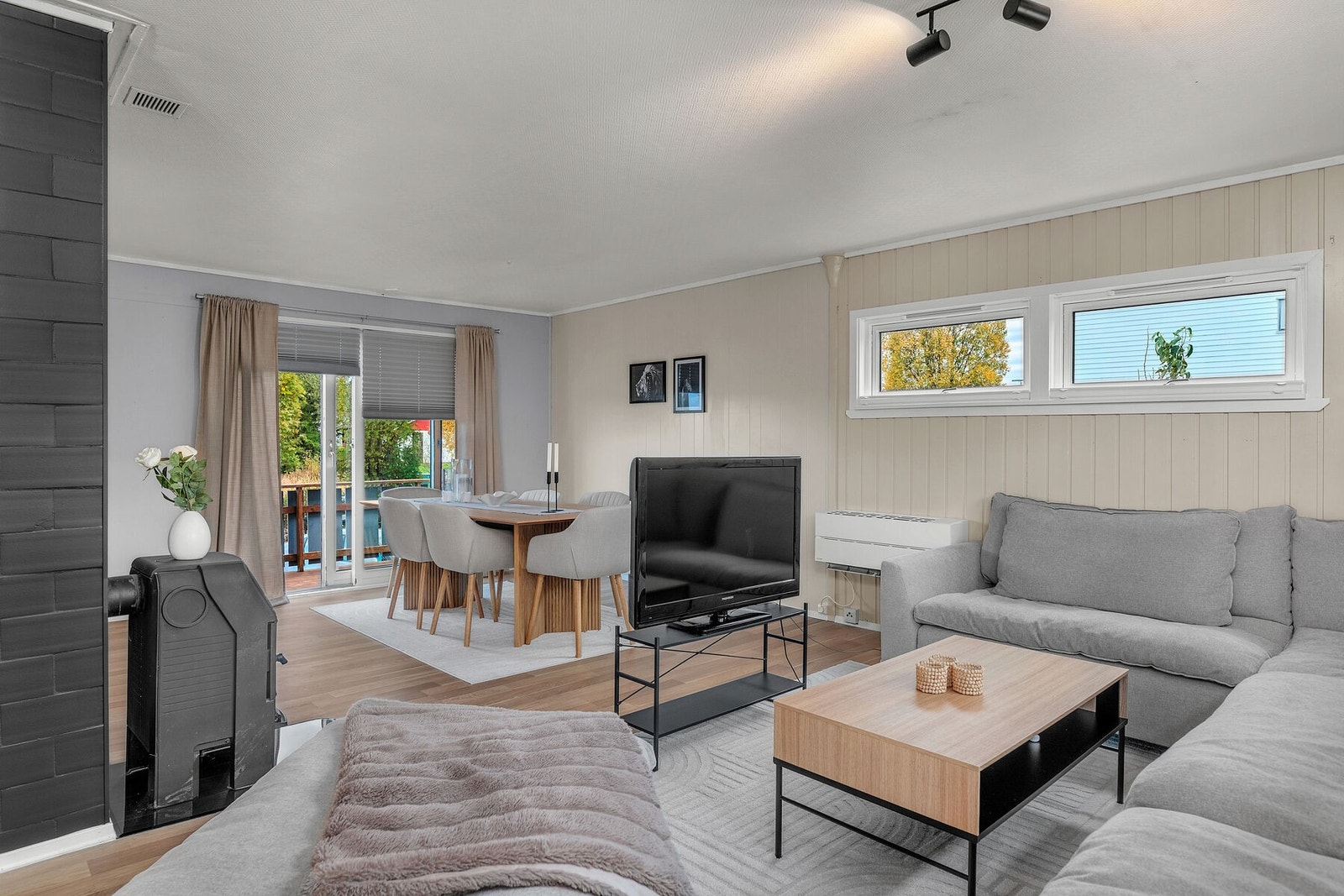 Trivelig stue av god størrelse som gir plass til flere møbleringssoner. Galleribilde