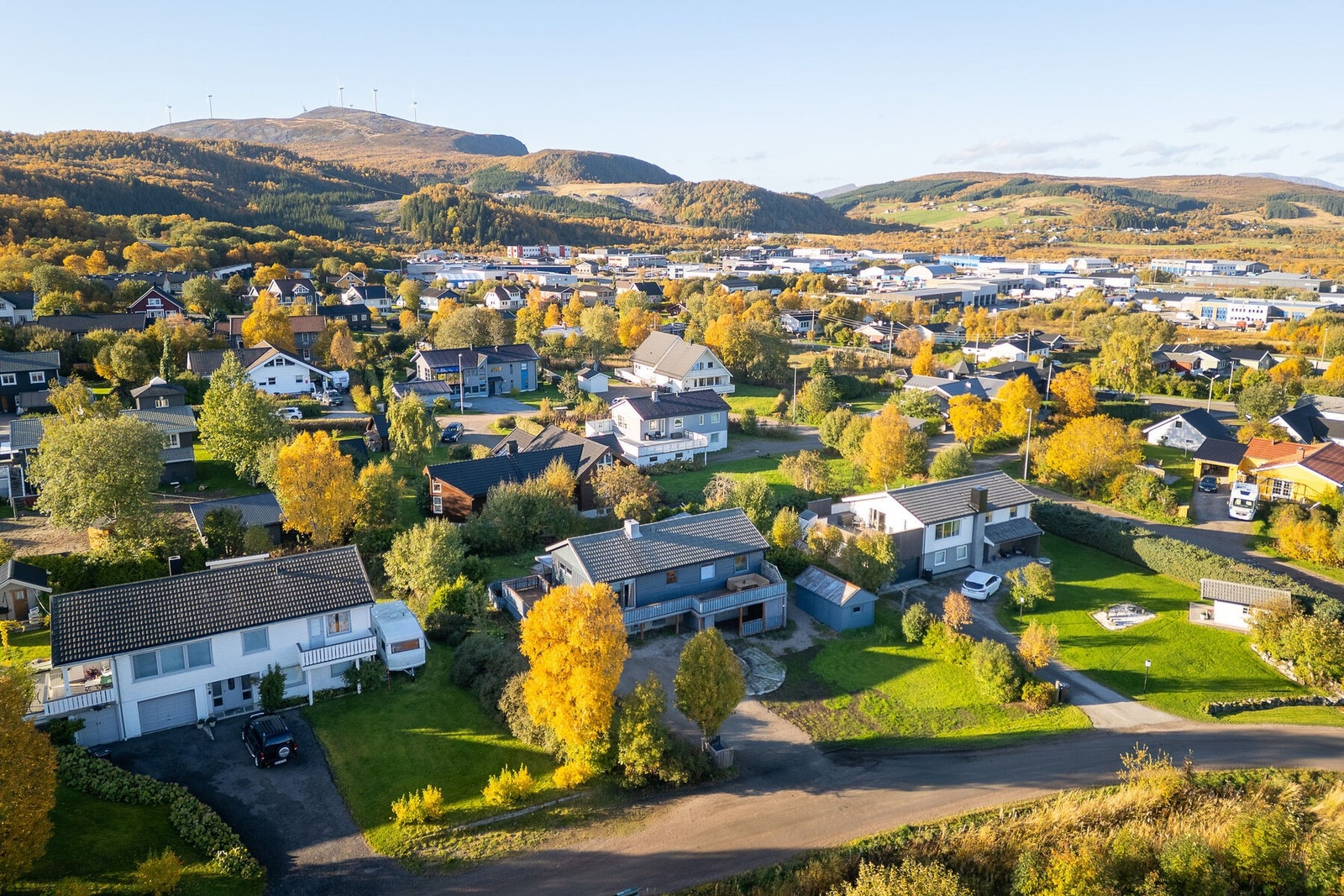 Nedre Lyngvei 3 har en attraktiv beliggenhet i et etablert og rolig boligområde på Sortland. Galleribilde
