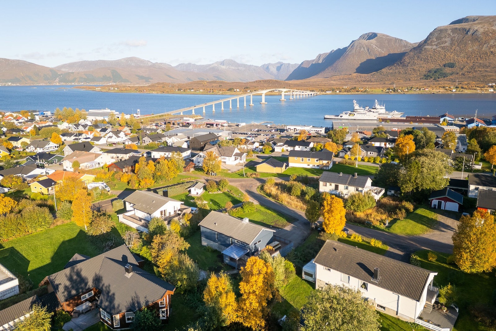 Eiendommen ligger i et barnevennlig nabolag med kort gangavstand til både skole, barnehage og flotte turområder - perfekt for familier som ønsker trygghet og nærhet til det meste. Galleribilde