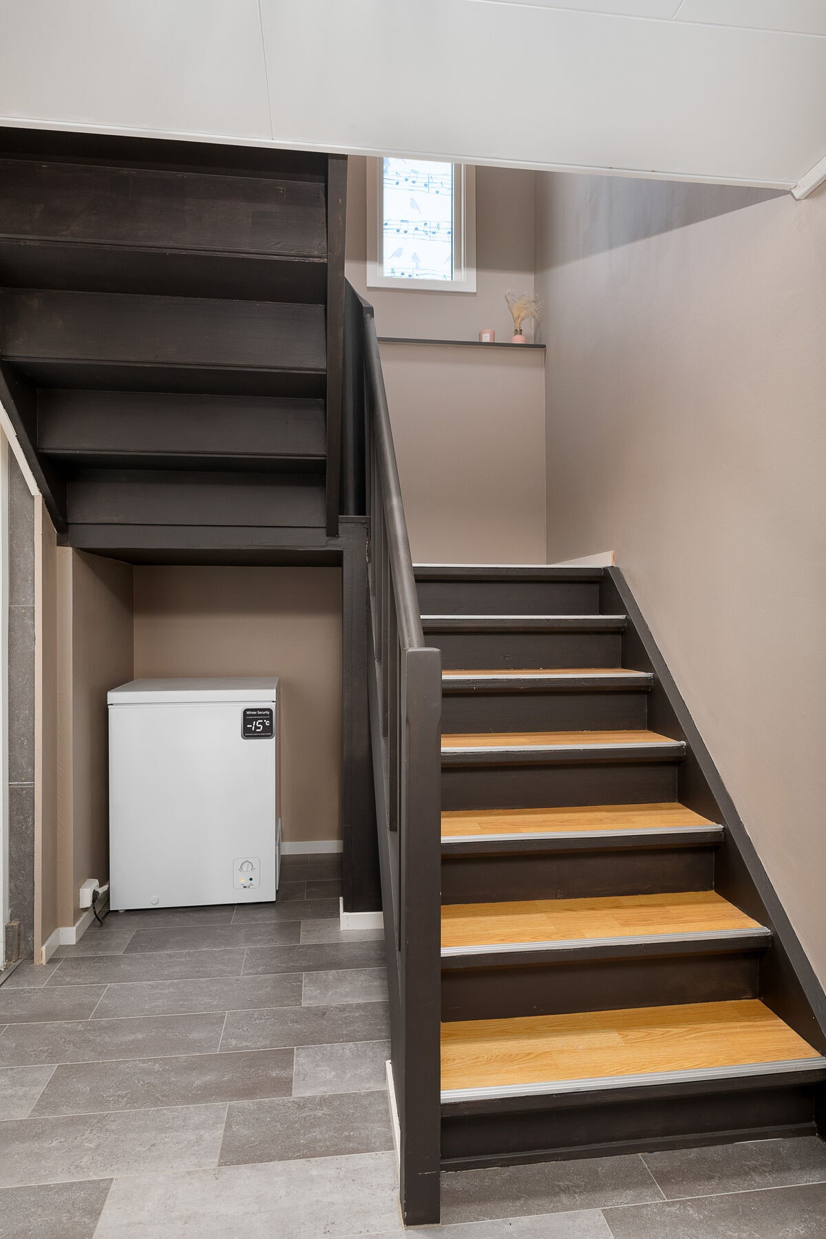 Velkommen inn til hoveddelen av boligen! Hall m/trapp, samt adkomst til vaskerom og soverom. Galleribilde