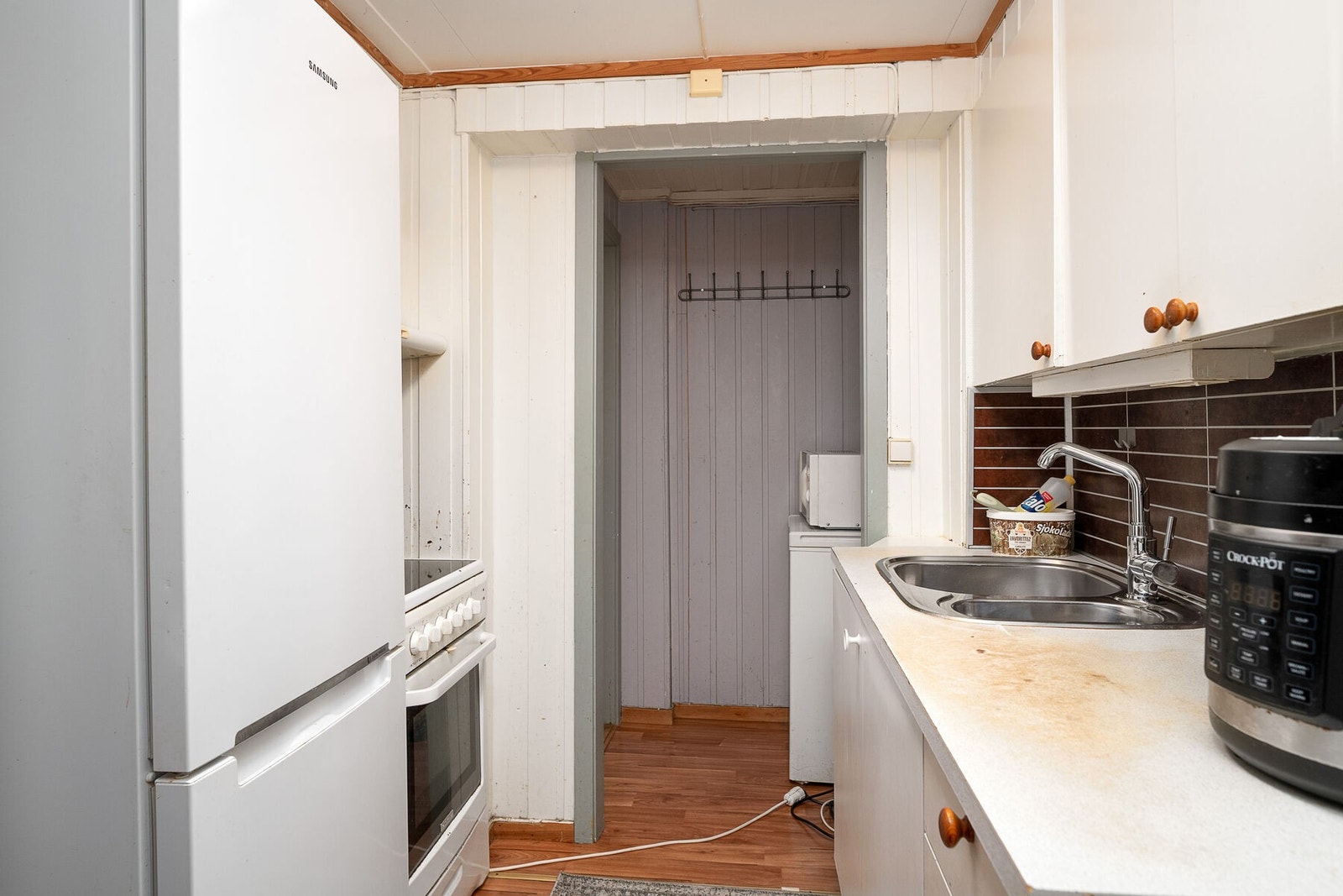 Fra entréen er det adkomst til utleiedelen. Her kommer du rett inn til kjøkkenet. Galleribilde