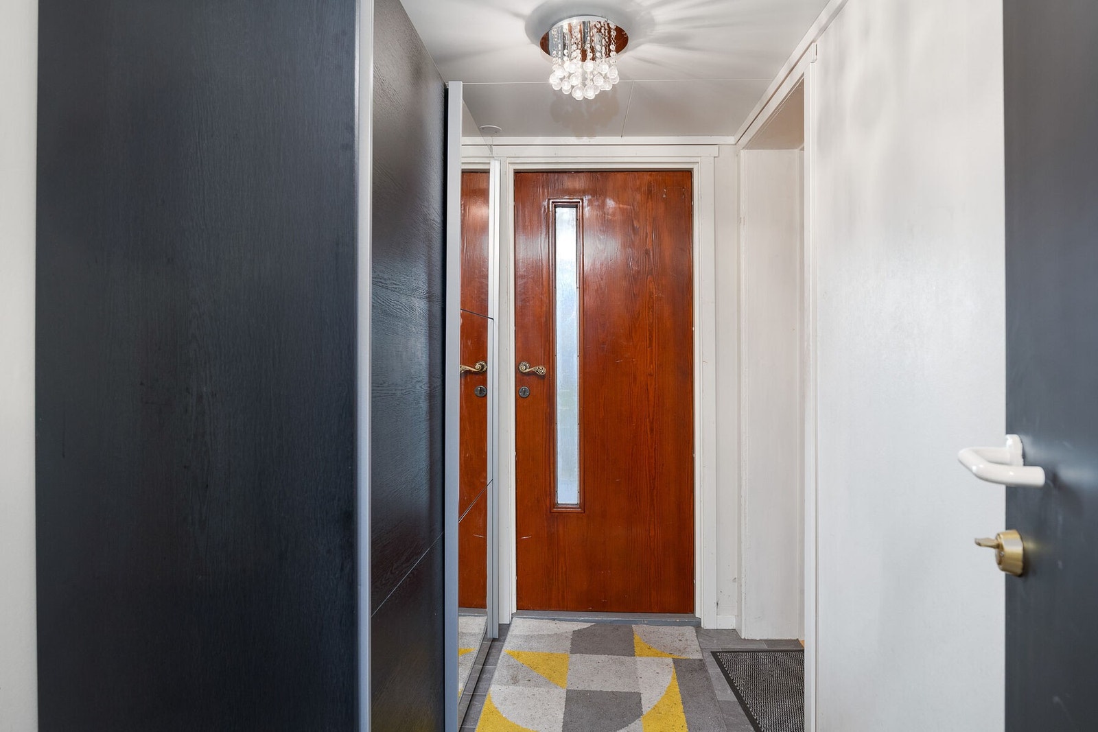 Entré med adkomst til både hoveddelen og utleiedelen. Galleribilde