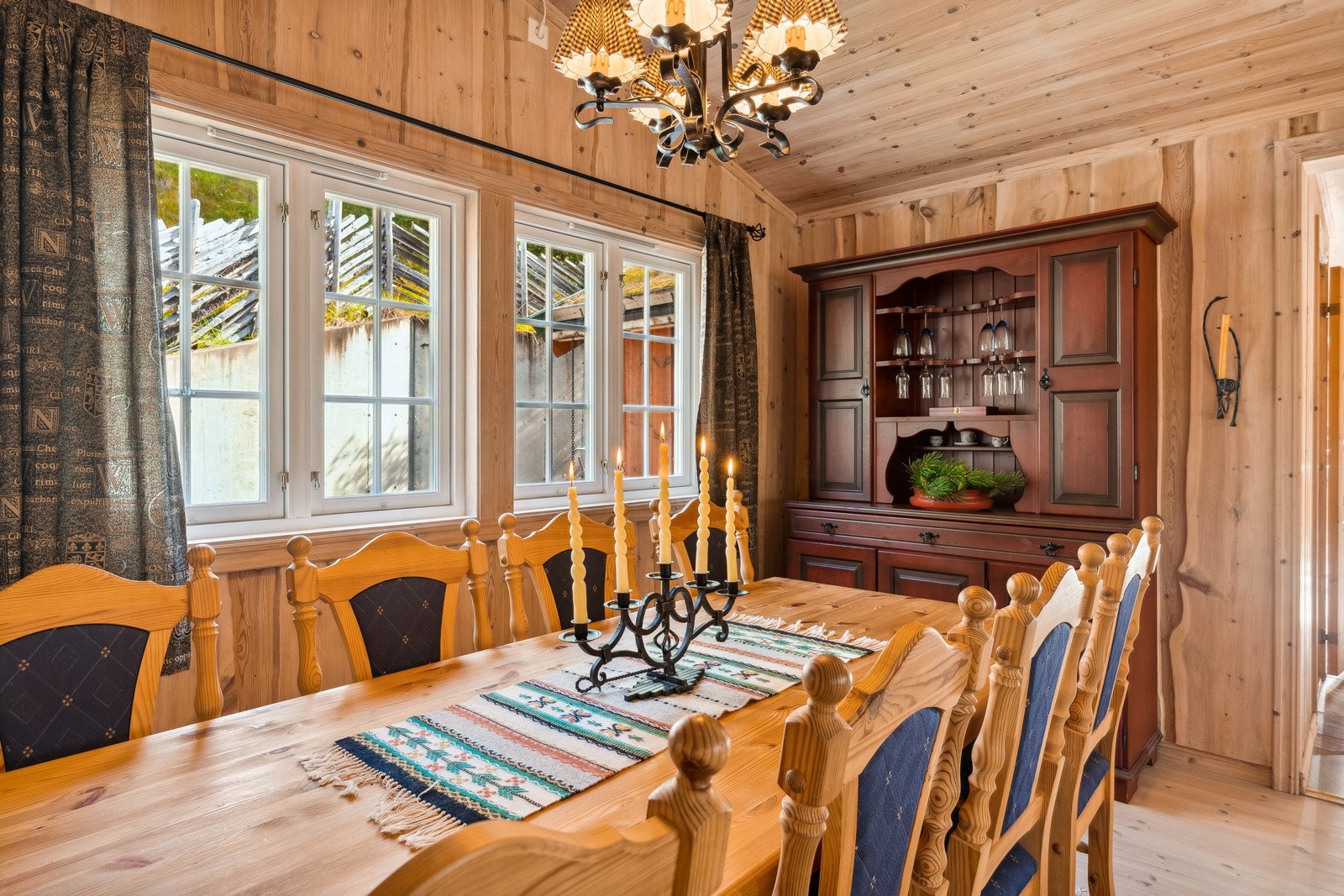 Her er det god plass til et stort spisebord med plass til flere gjester - perfekt for å samle familien eller vennegjengen. Galleribilde