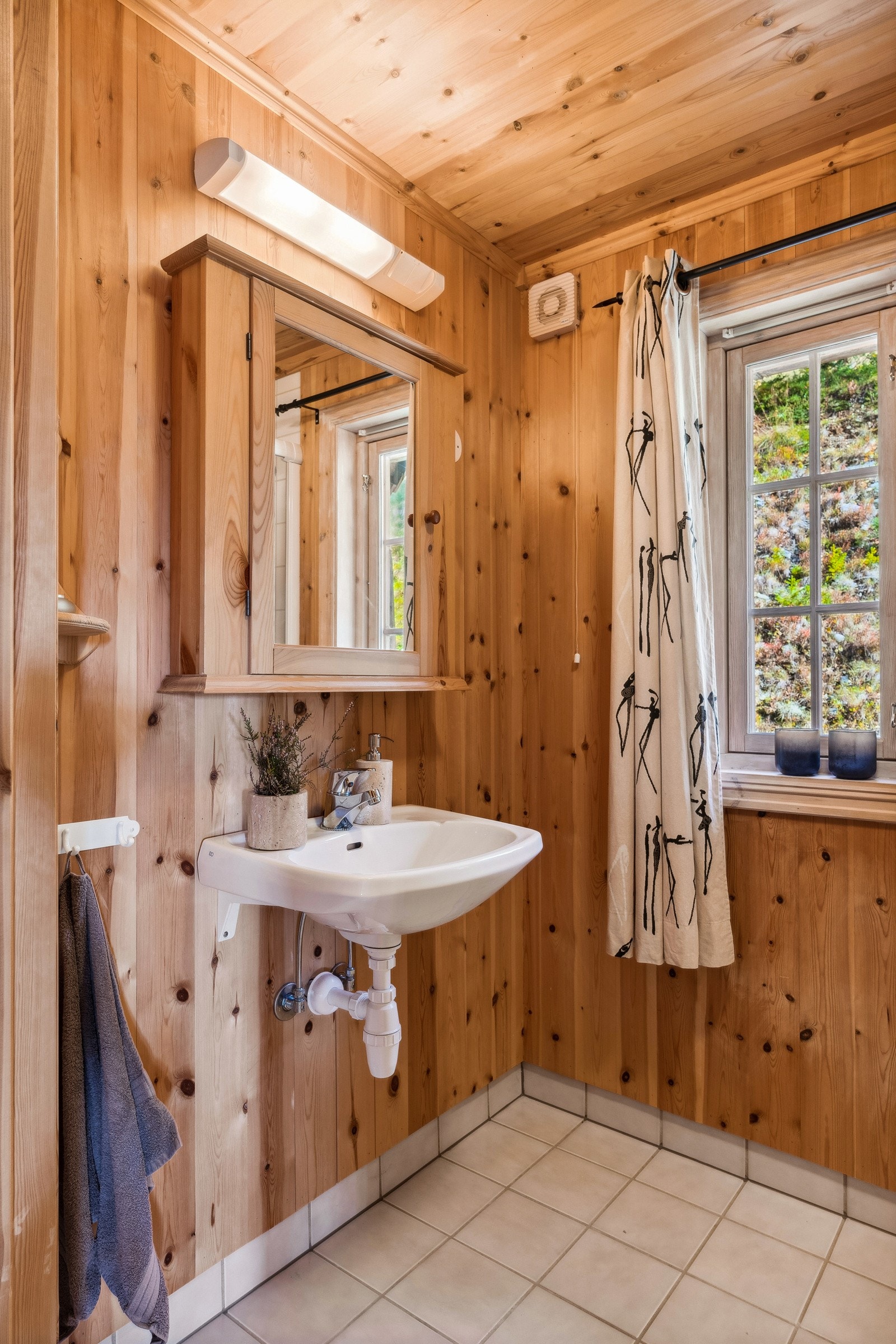 Badene er utstyrt med en ventilasjonsvifte, som sørger for god ventilasjon. Galleribilde