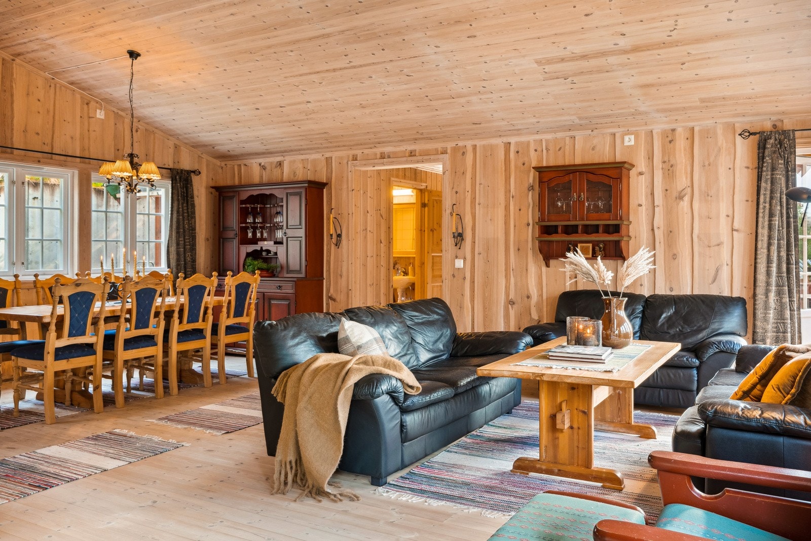 Alle rommene har gulv av tre, og både vegger og tak er kledd med panel, som gir en lun og hyggelig atmosfære. Galleribilde