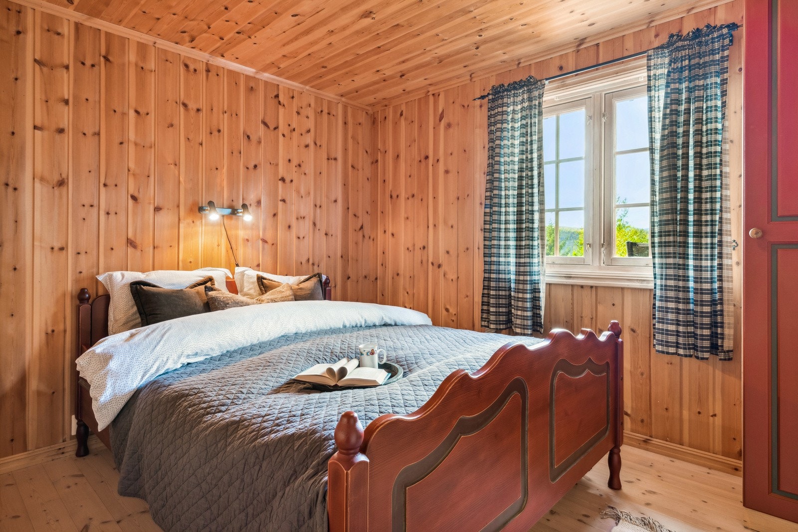 Alle soverommene har plass til seng, tilhørende nattbord og garderobeløsning. Galleribilde