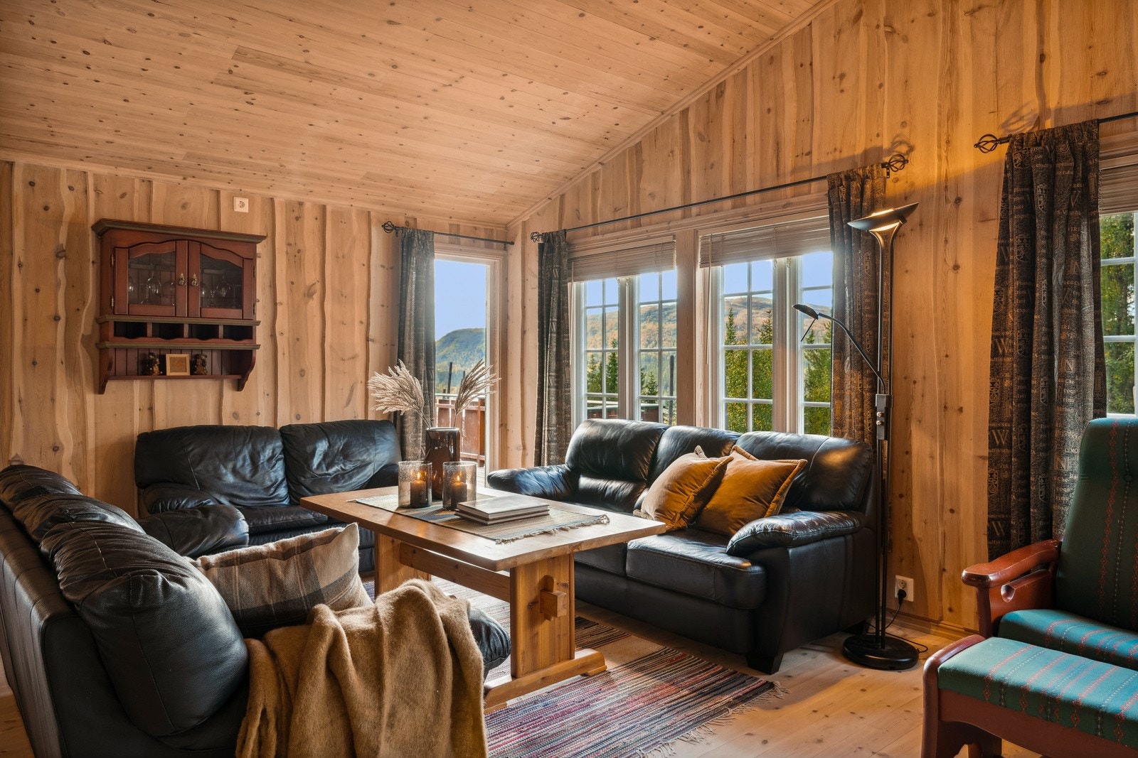 Fra stuen er det utgang til en herlig terrasse. Galleribilde