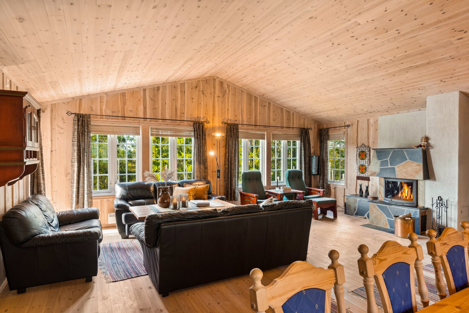 De store vindusflatene, i kombinasjon med den gode takhøyden, bidrar til at rommet oppleves som lyst og luftig. Galleribilde