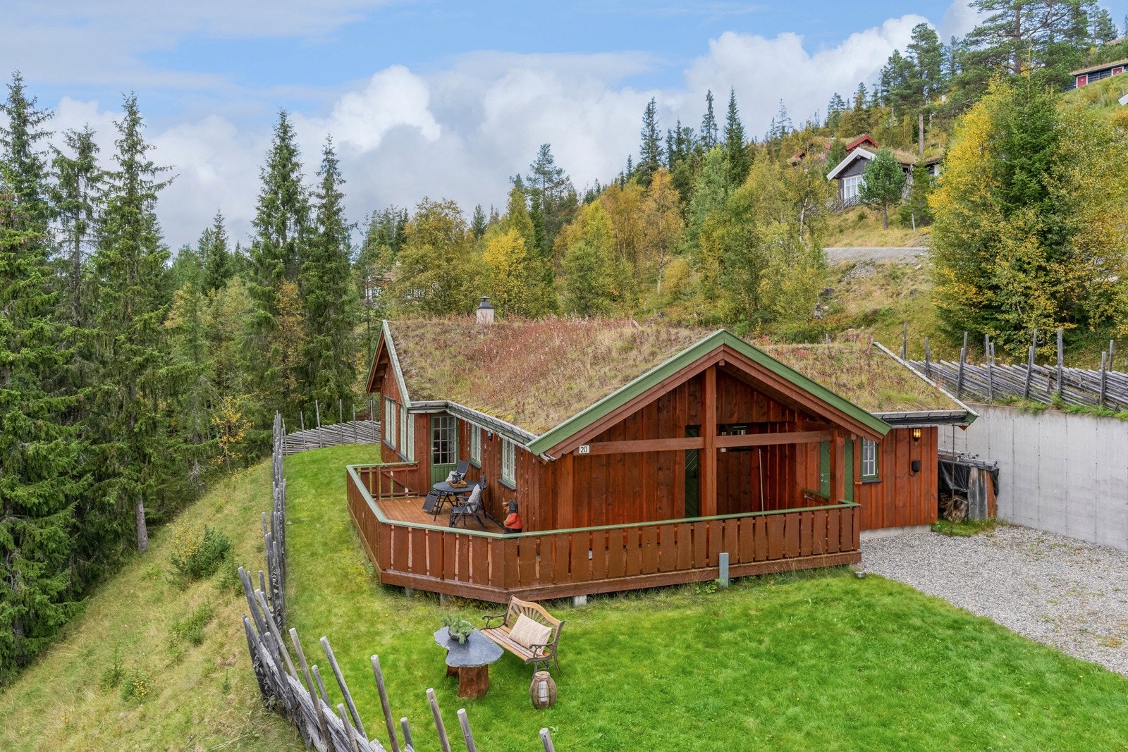 Hytta har en attraktiv beliggenhet i et veletablert hyttefelt på Gålå, med flotte turmuligheter rett utenfor døra. Galleribilde