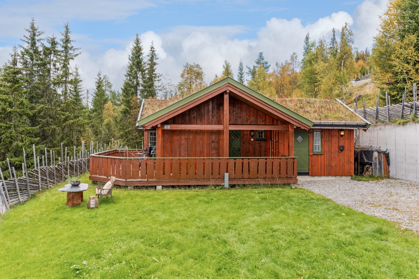 Området er et flott utgangspunkt for friluftsopplevelser både på sommer og vinterstid - med et nettverk av stier og løyper som tar seg gjennom fjellet enten det er til fots, på ski eller på sykkel m.m. Galleribilde