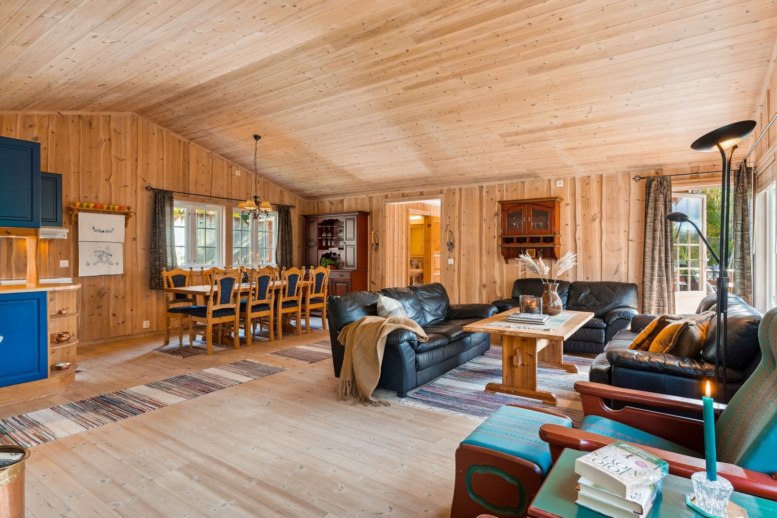 Hytta har en stor og luftig stue, med god plass til til en sofagruppe, spisebord med plass til flere gjester, samt ytterligere møblement om ønskelig. Galleribilde